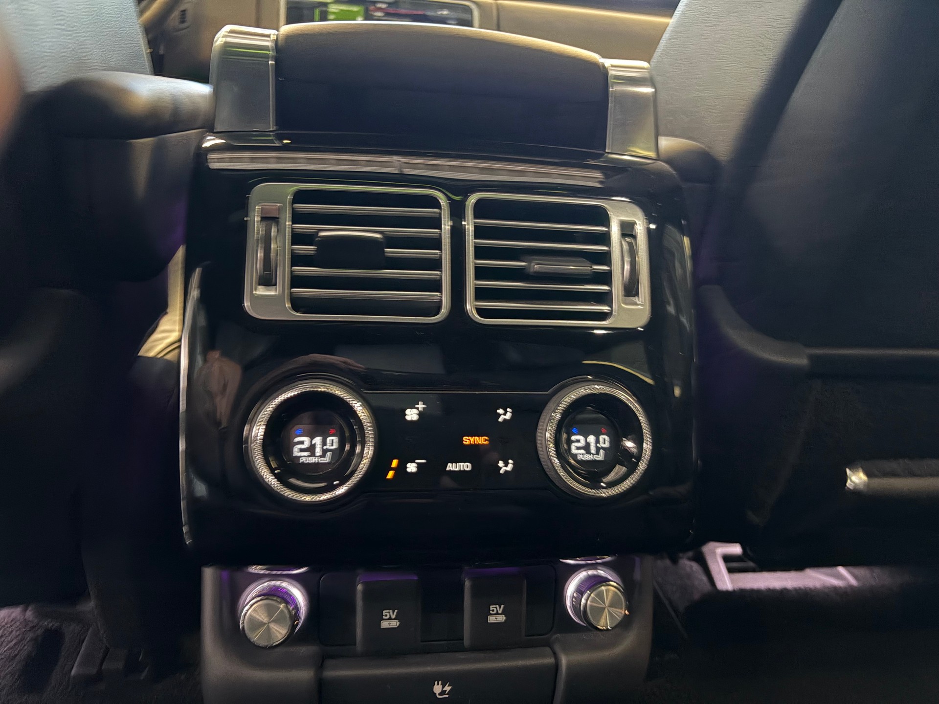 LAND ROVER Range Rover 5.0 V8 S/C SV AB Dynamic | CH | ALL BLACK | Fond Entertain 10" Multimedia | Standheiz. | Pano | HeadUp | Kühlbox |-image-25