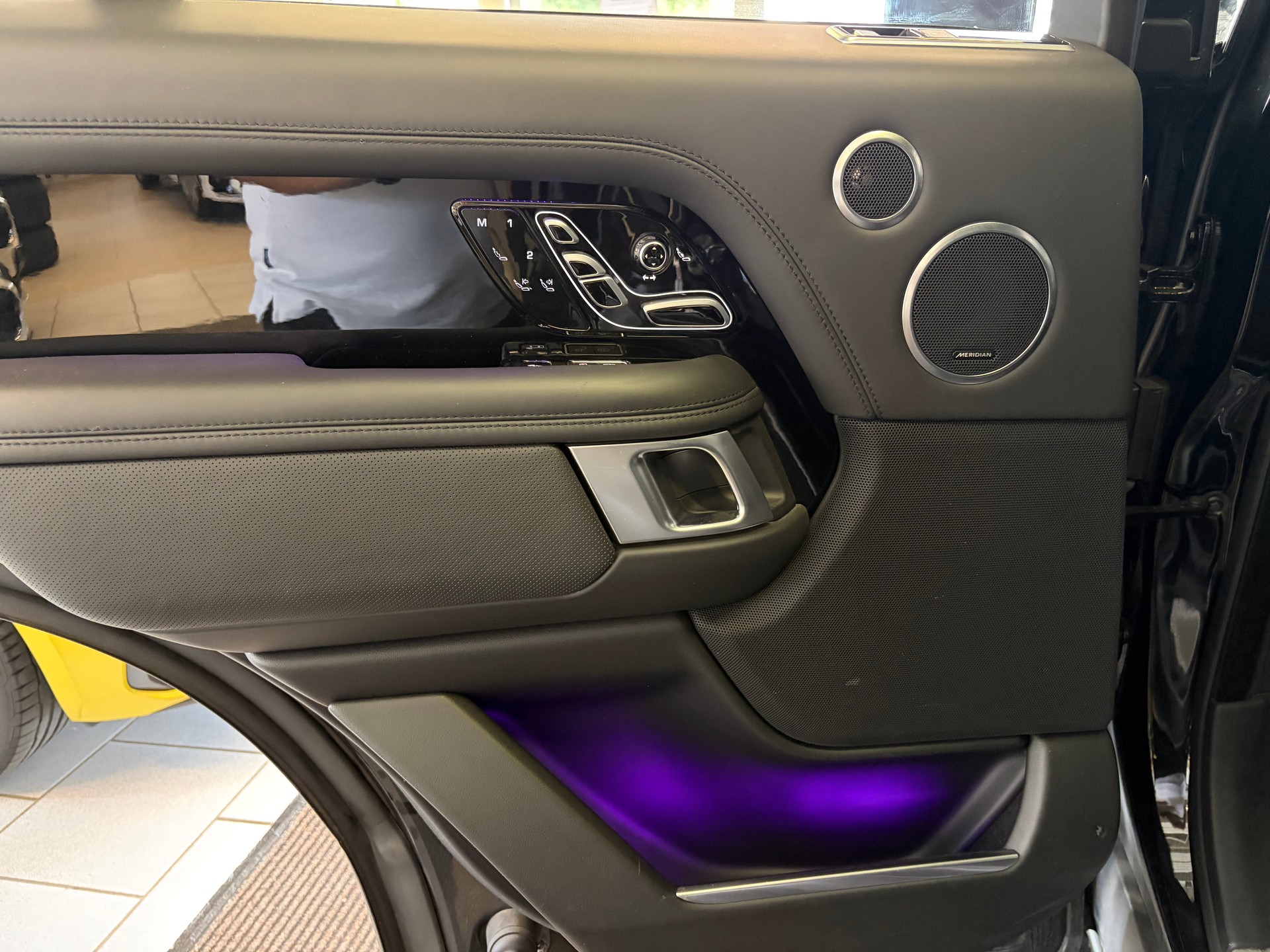 LAND ROVER Range Rover 5.0 V8 S/C SV AB Dynamic | CH | ALL BLACK | Fond Entertain 10" Multimedia | Standheiz. | Pano | HeadUp | Kühlbox |-image-27