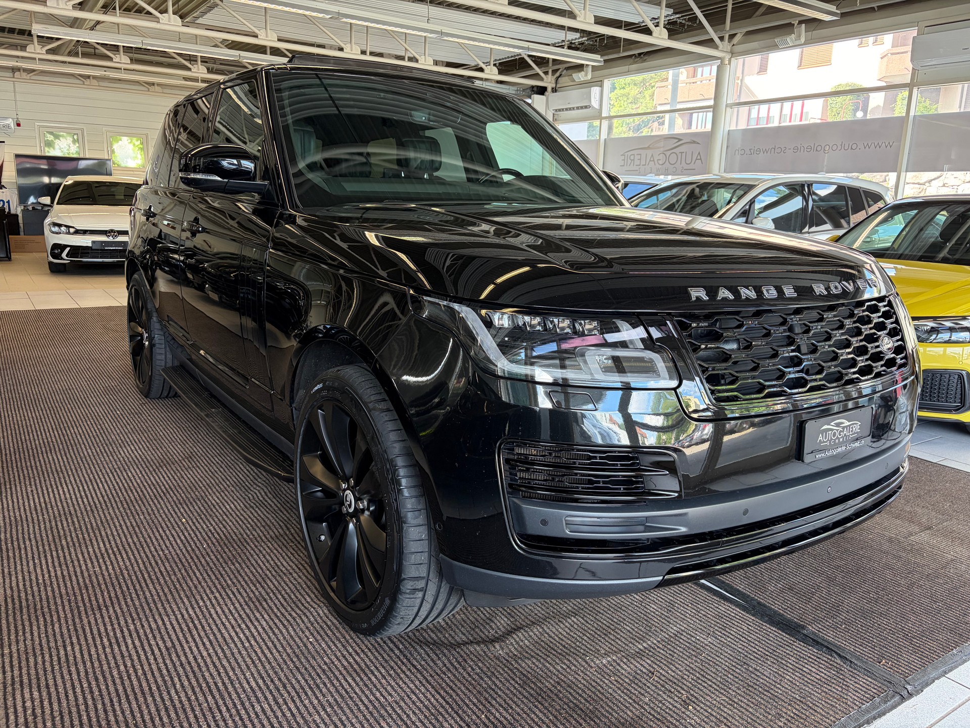 LAND ROVER Range Rover 5.0 V8 S/C SV AB Dynamic | CH | ALL BLACK | Fond Entertain 10" Multimedia | Standheiz. | Pano | HeadUp | Kühlbox |-image-38