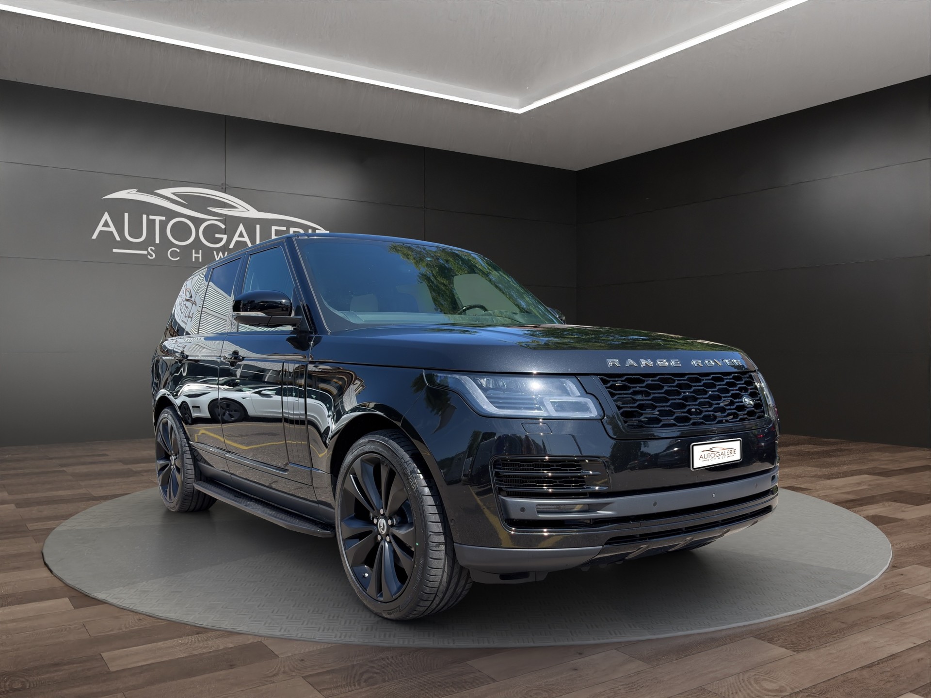 LAND ROVER Range Rover 5.0 V8 S/C SV AB Dynamic | CH | ALL BLACK | Fond Entertain 10" Multimedia | Standheiz. | Pano | HeadUp | Kühlbox |-image-6