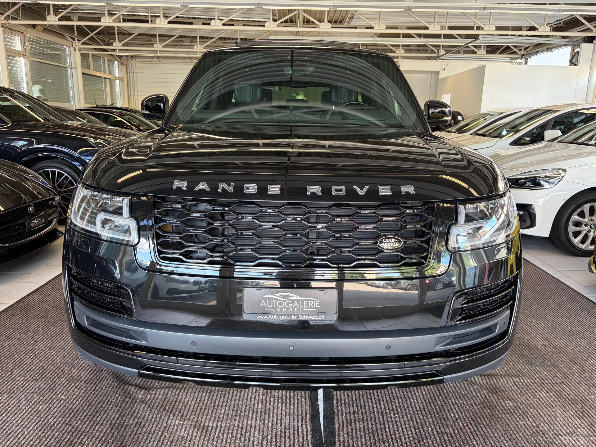 LAND ROVER Range Rover 5.0 V8 S/C SV AB Dynamic | CH | ALL BLACK | Fond Entertain 10" Multimedia | Standheiz. | Pano | HeadUp | Kühlbox |-image-39