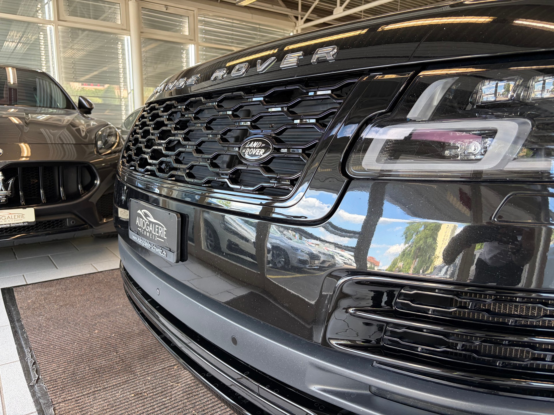 LAND ROVER Range Rover 5.0 V8 S/C SV AB Dynamic | CH | ALL BLACK | Fond Entertain 10" Multimedia | Standheiz. | Pano | HeadUp | Kühlbox |-image-41