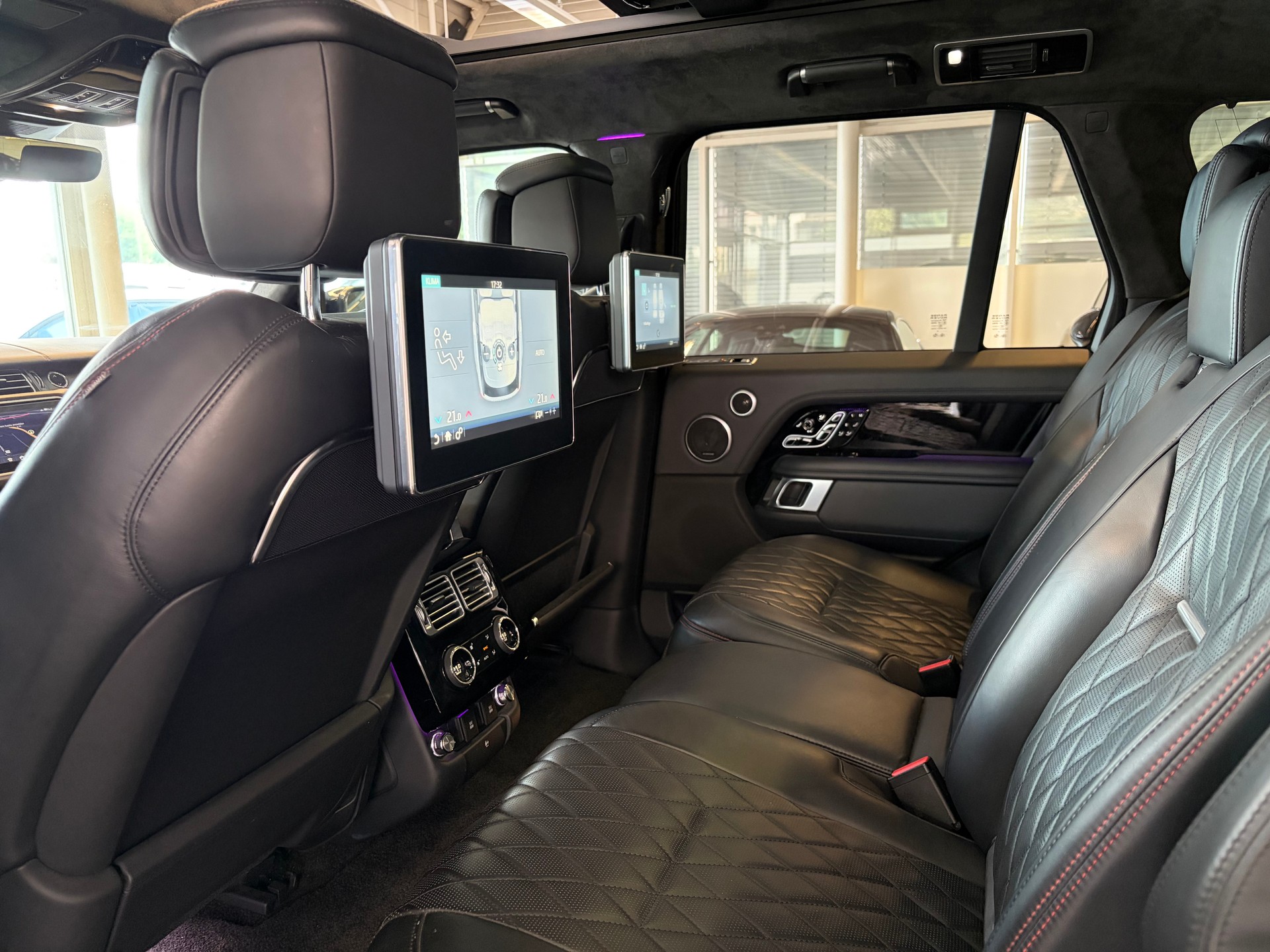 LAND ROVER Range Rover 5.0 V8 S/C SV AB Dynamic | CH | ALL BLACK | Fond Entertain 10" Multimedia | Standheiz. | Pano | HeadUp | Kühlbox |-image-24