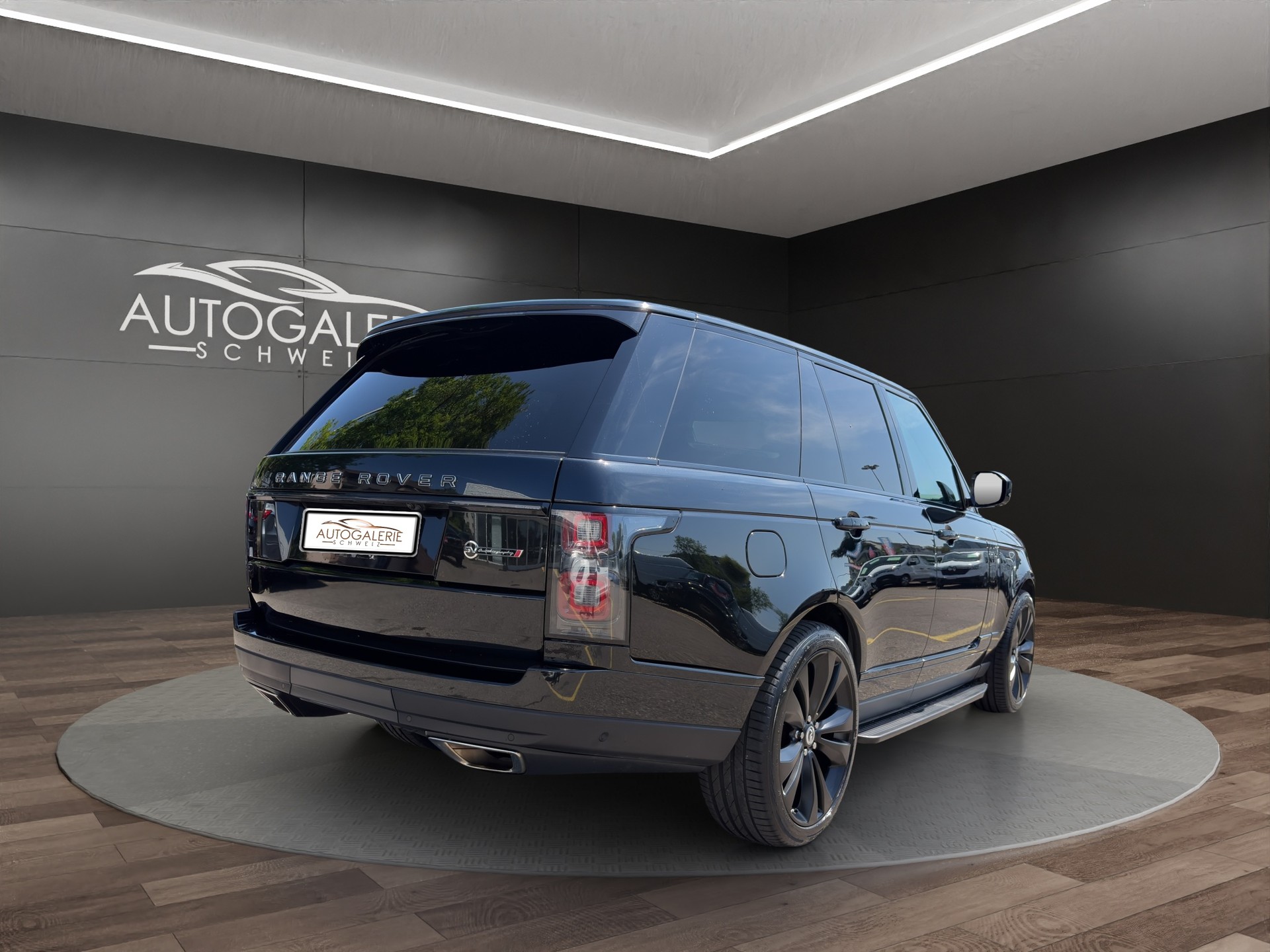 LAND ROVER Range Rover 5.0 V8 S/C SV AB Dynamic | CH | ALL BLACK | Fond Entertain 10" Multimedia | Standheiz. | Pano | HeadUp | Kühlbox |-image-4