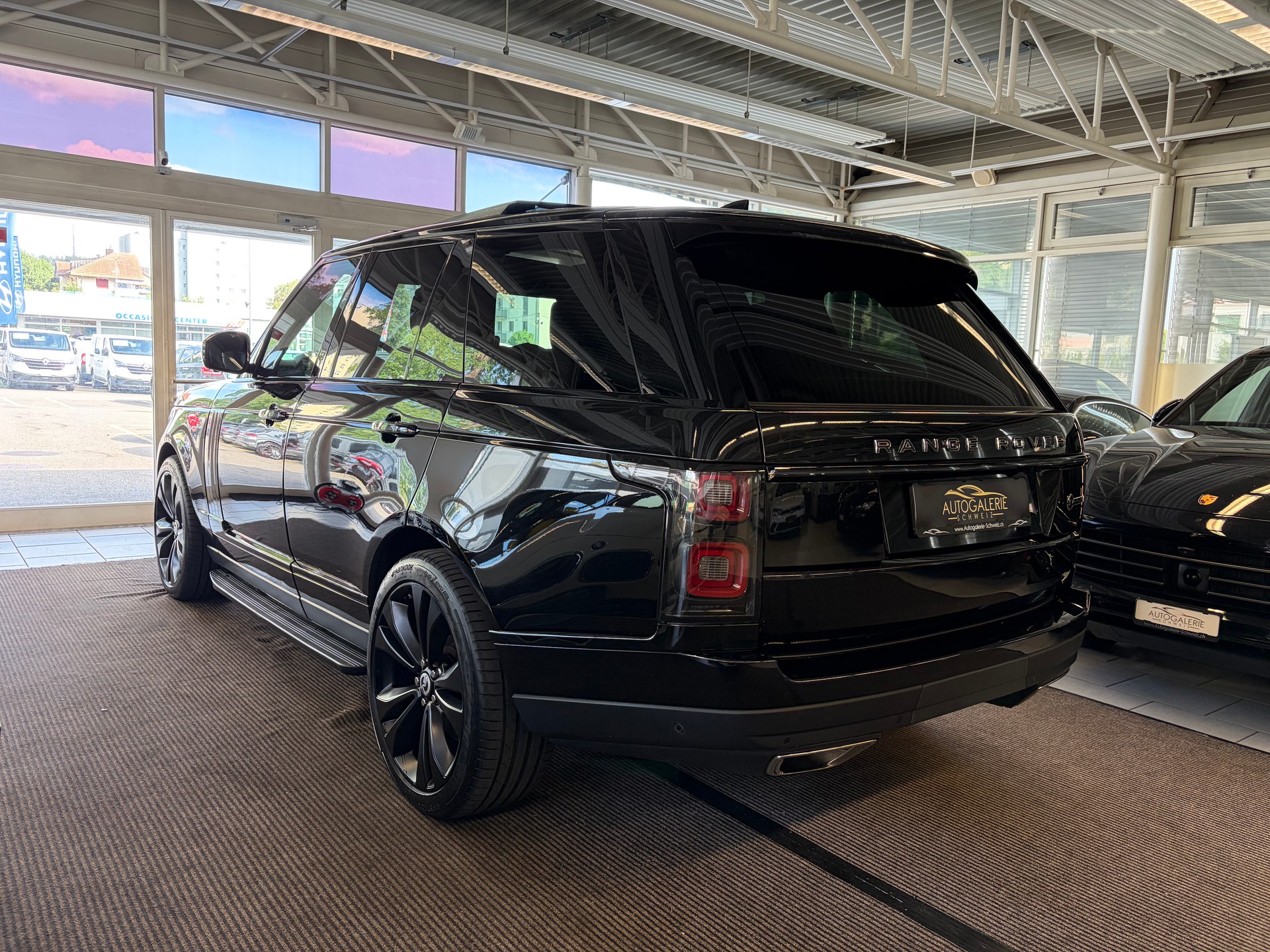 LAND ROVER Range Rover 5.0 V8 S/C SV AB Dynamic | CH | ALL BLACK | Fond Entertain 10" Multimedia | Standheiz. | Pano | HeadUp | Kühlbox |-image-10