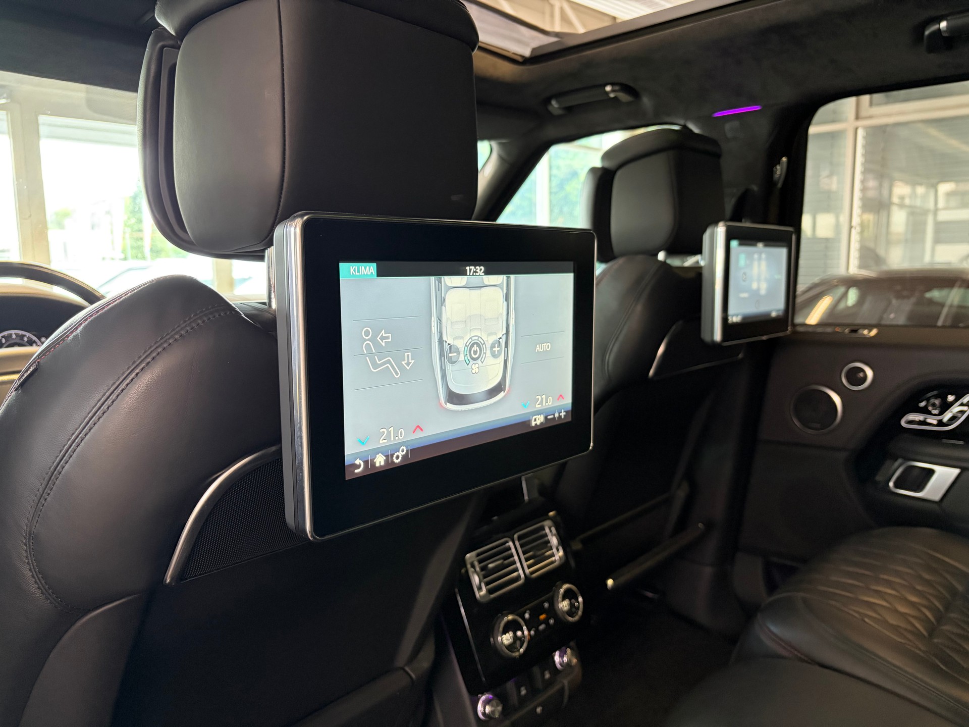 LAND ROVER Range Rover 5.0 V8 S/C SV AB Dynamic | CH | ALL BLACK | Fond Entertain 10" Multimedia | Standheiz. | Pano | HeadUp | Kühlbox |-image-26