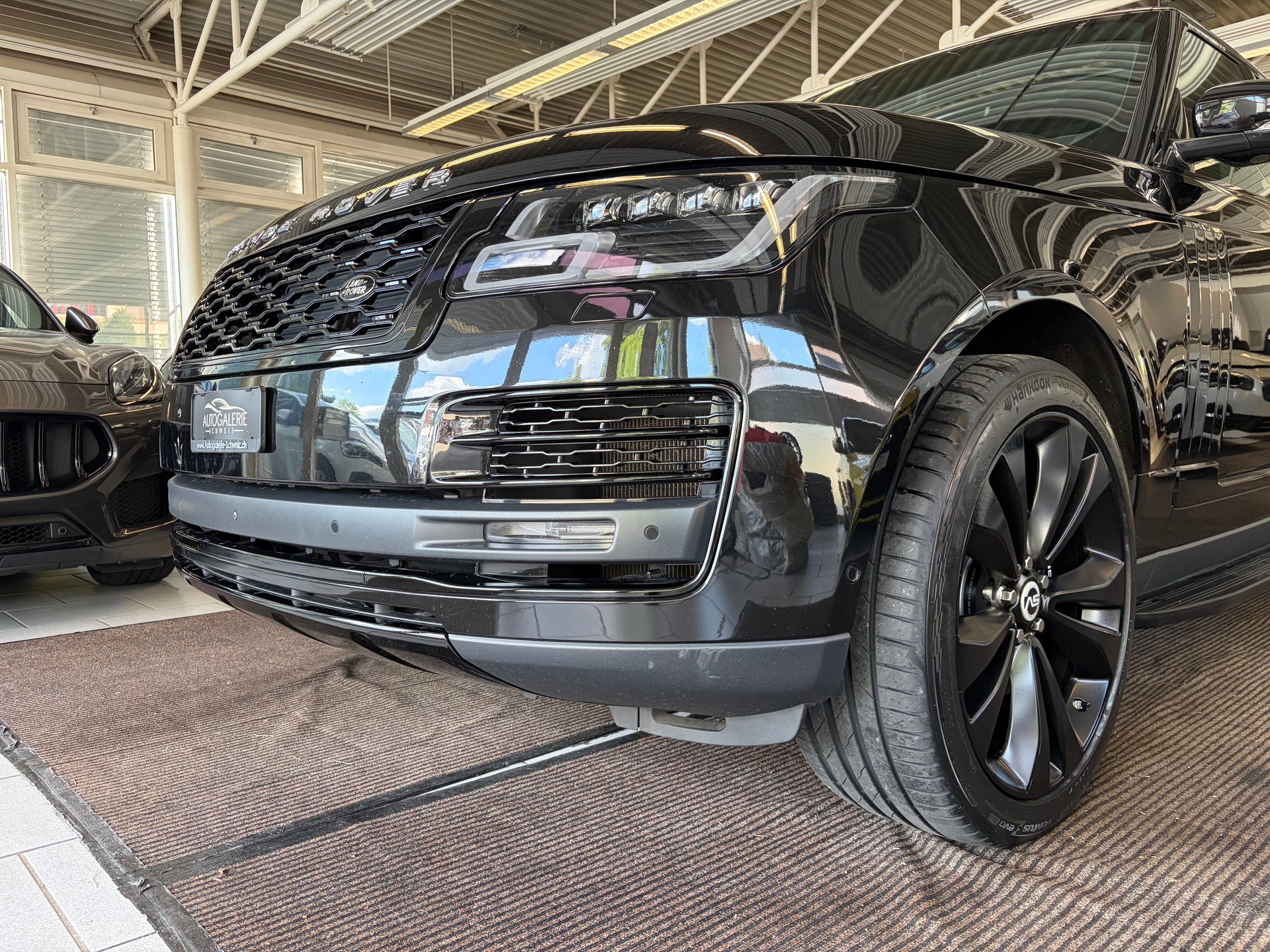 LAND ROVER Range Rover 5.0 V8 S/C SV AB Dynamic | CH | ALL BLACK | Fond Entertain 10" Multimedia | Standheiz. | Pano | HeadUp | Kühlbox |-image-40