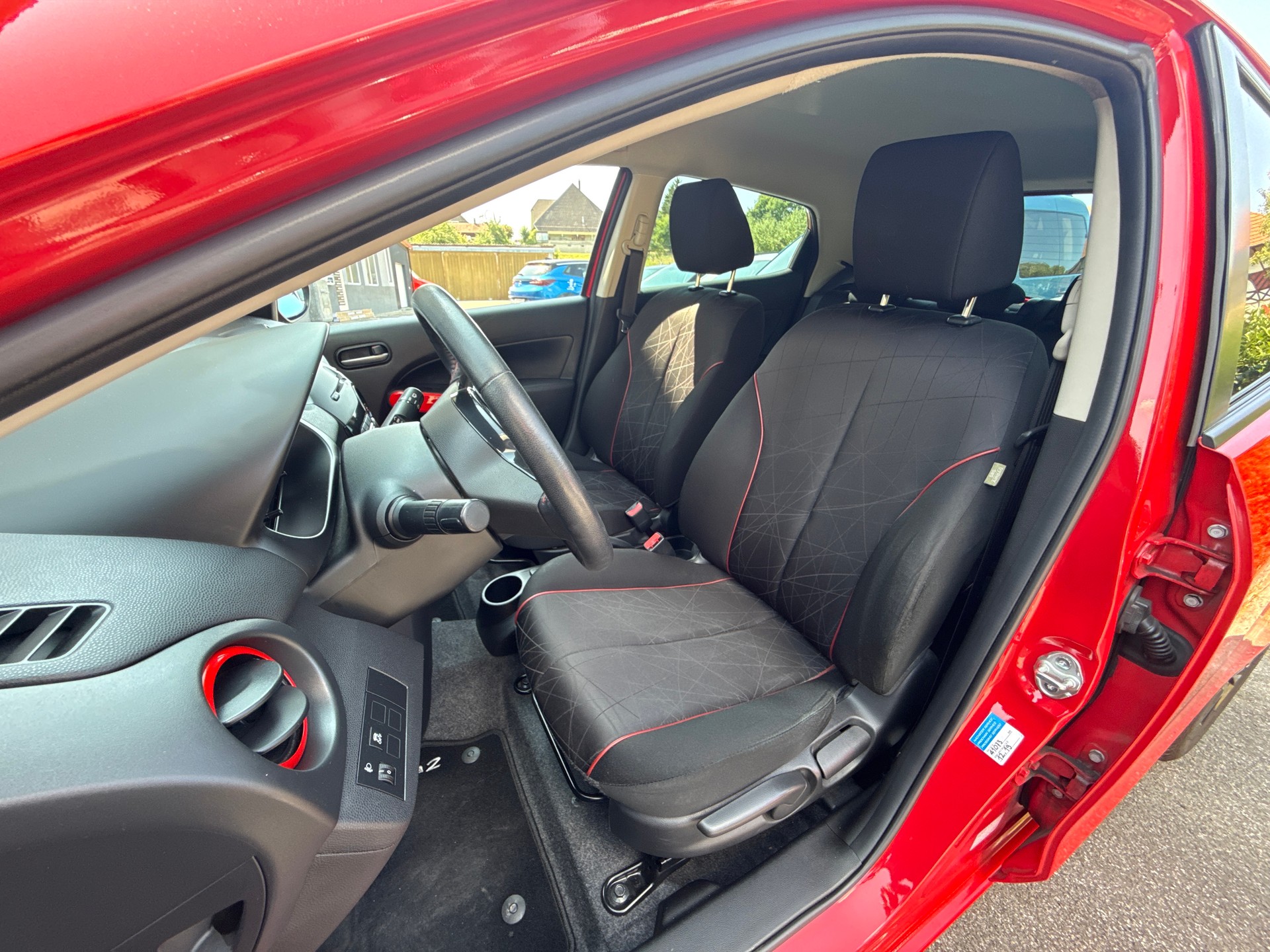 MAZDA 2 1.3i 16V Voila ma Suisse Edition-image-6