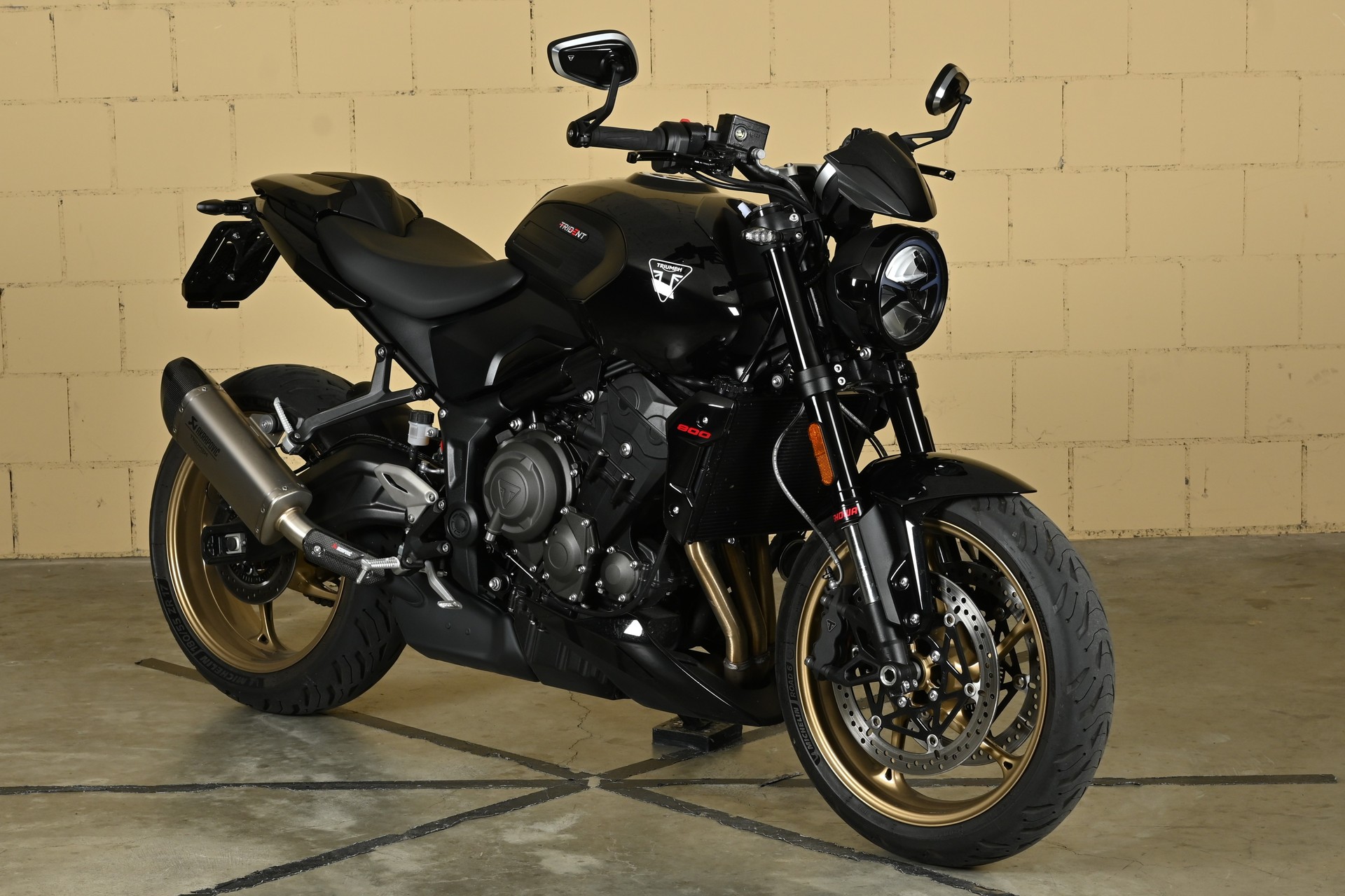 TRIUMPH Trident 800-showroom-element-1
