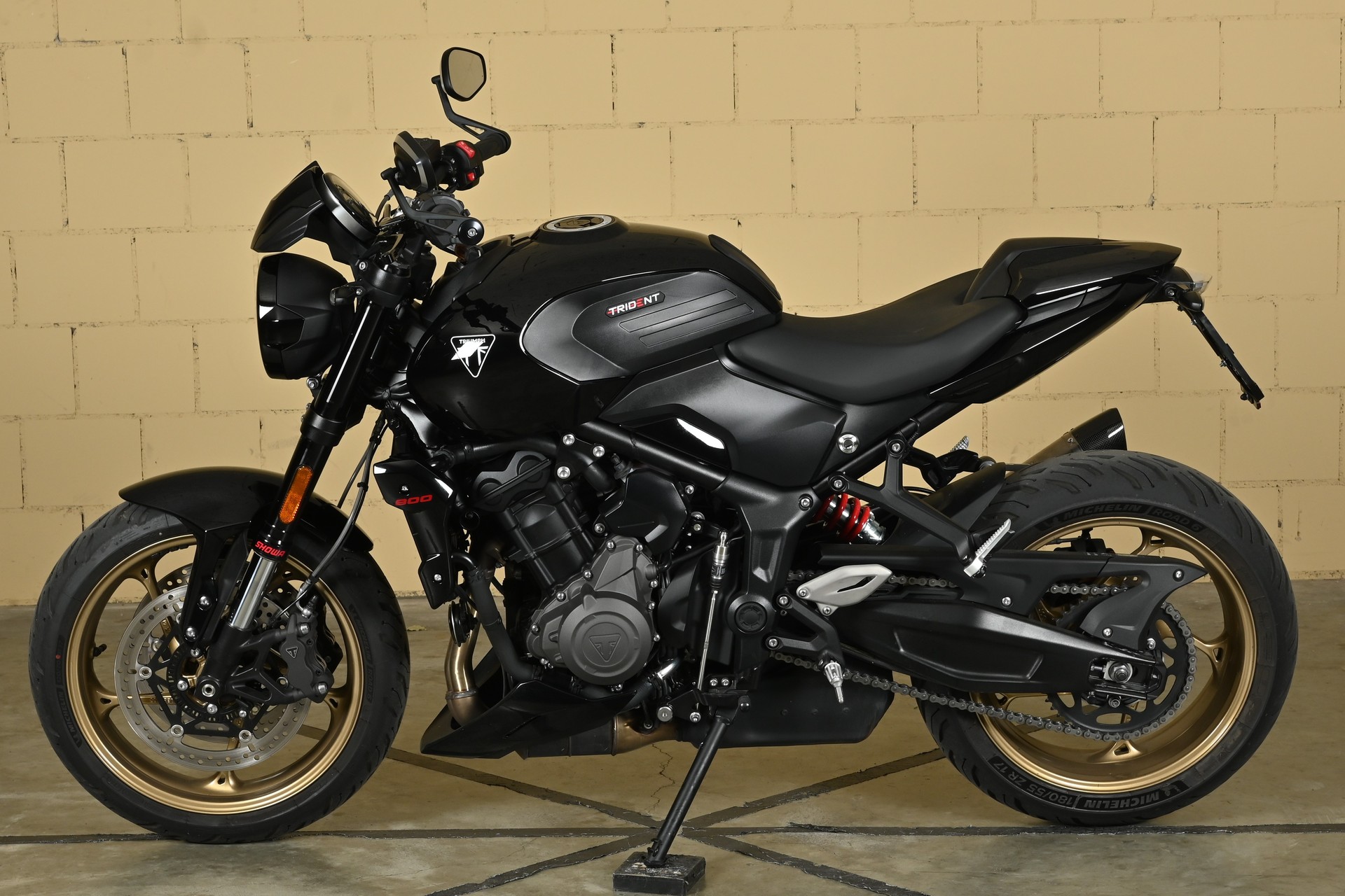 TRIUMPH Trident 800-showroom-element-3