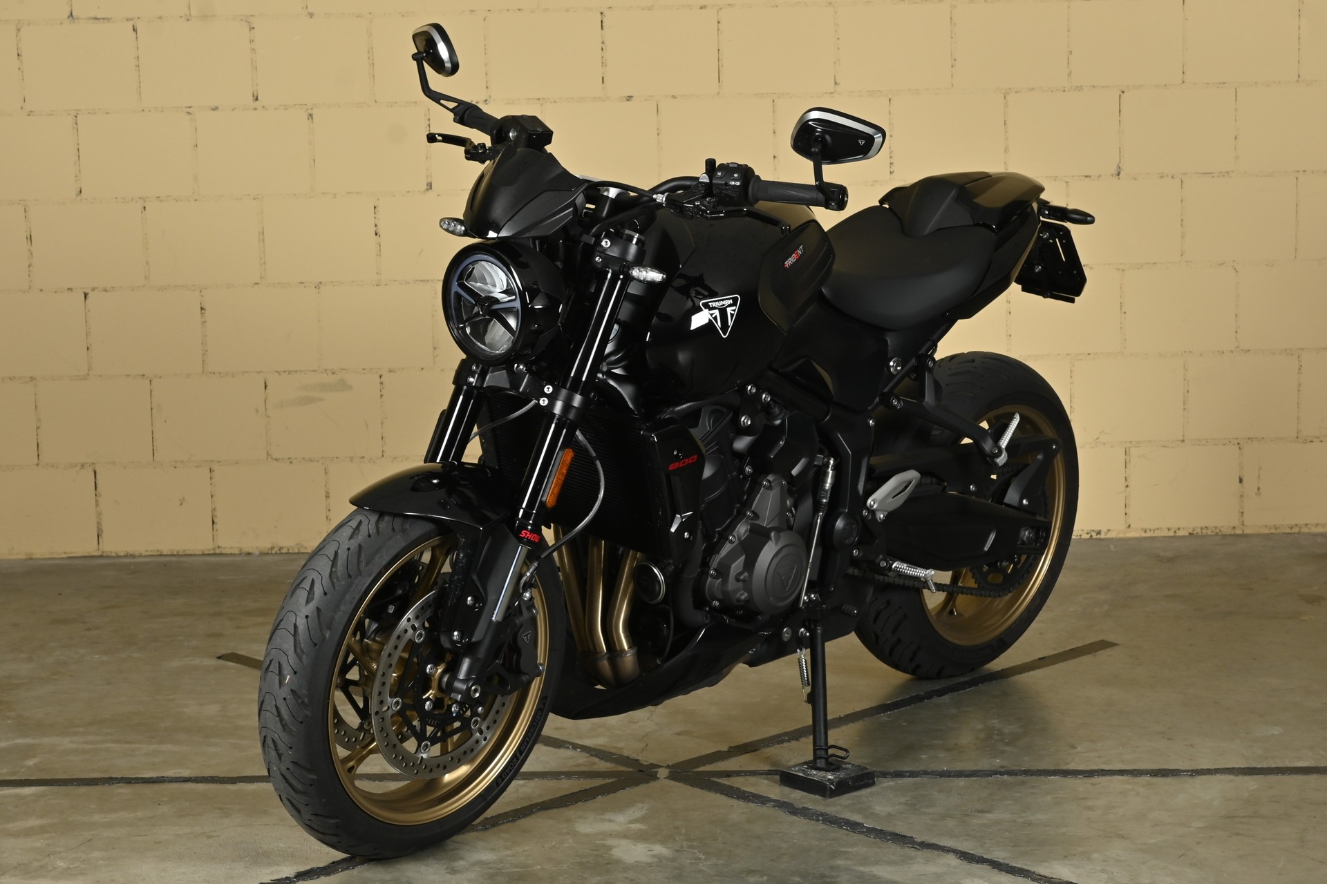 TRIUMPH Trident 800-showroom-element-2