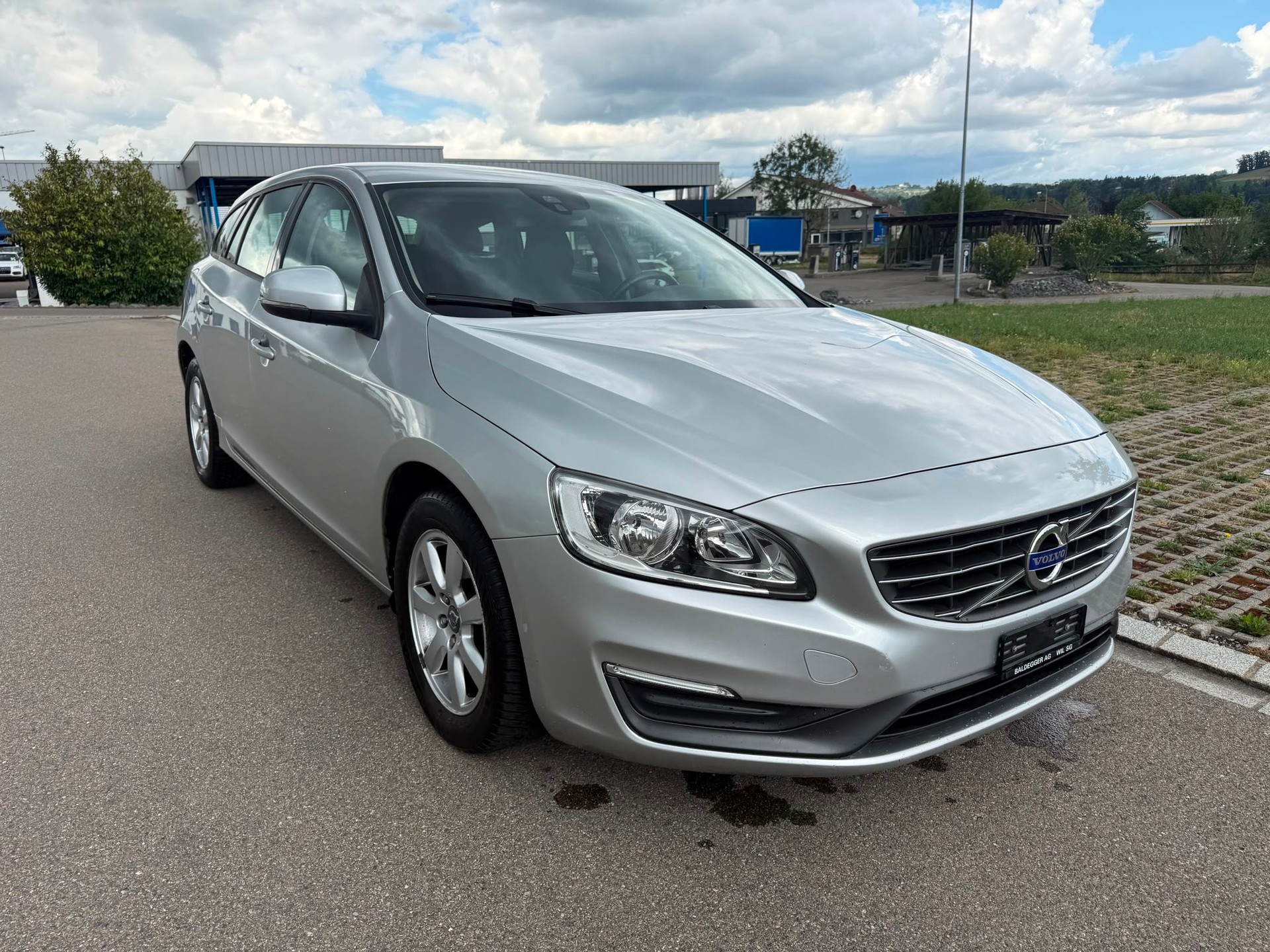 VOLVO V60 D4 Geartronic-image-0