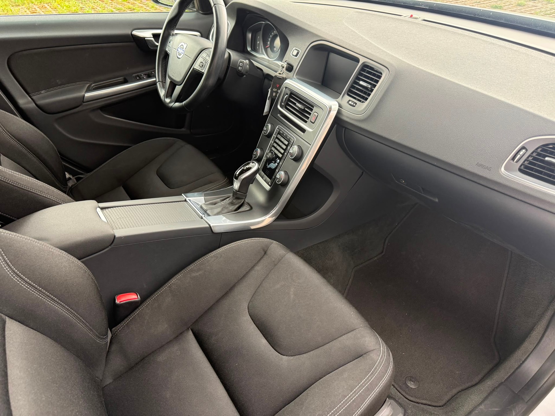 VOLVO V60 D4 Geartronic-image-15