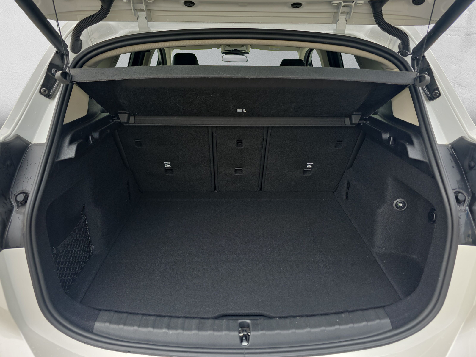 BMW 218i Active Tourer-image-9