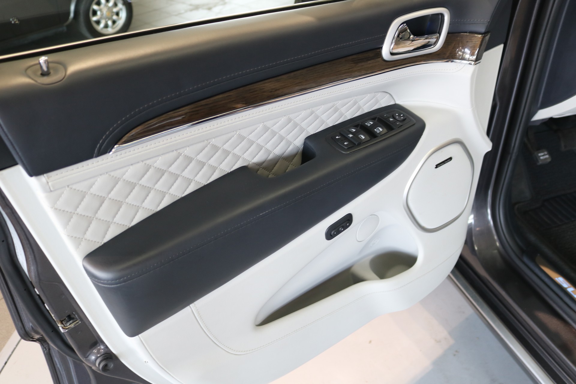 JEEP Grand Cherokee 3.0 CRD Summit Automatic-image-40