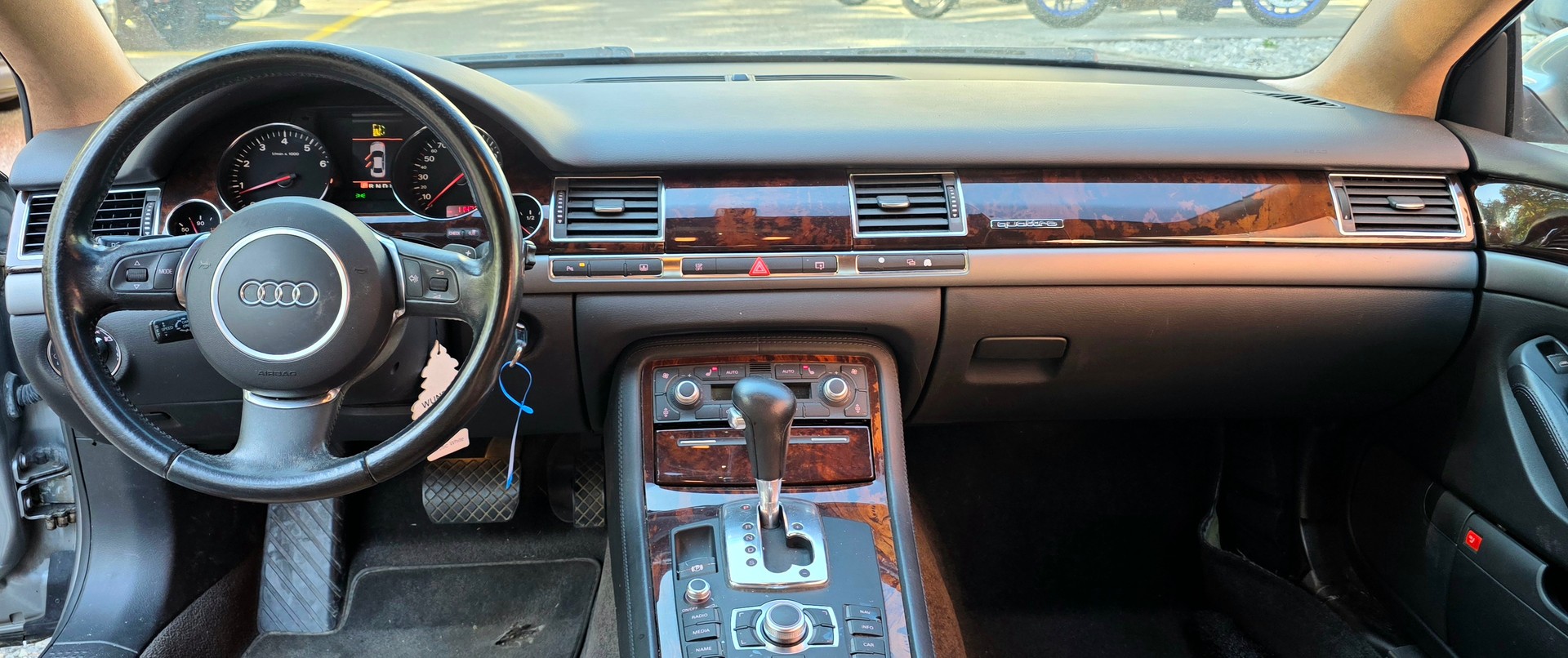 AUDI A8 4.2 quattro tiptronic-image-11