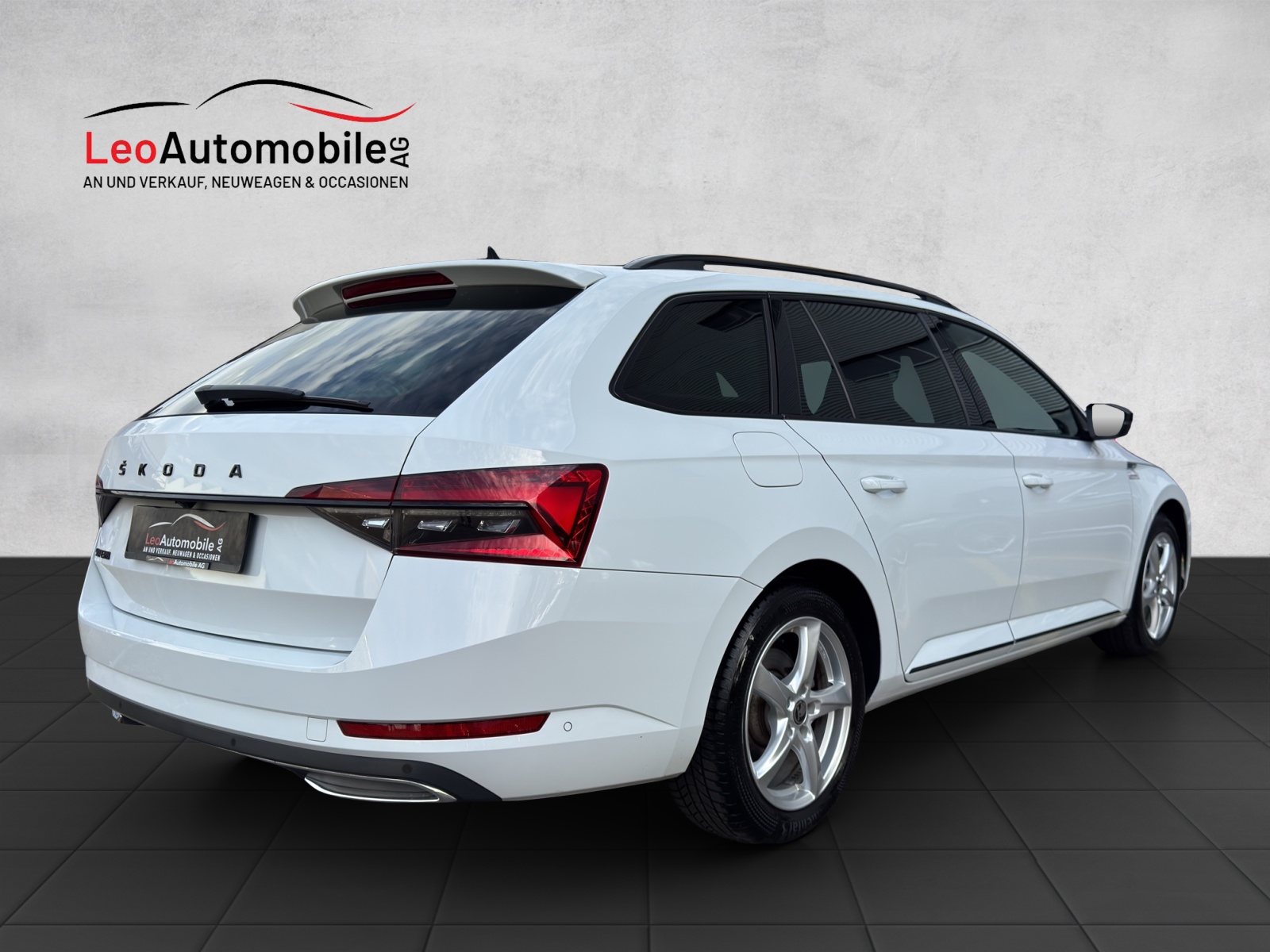 SKODA Superb Combi 2.0 TDi SportLine 4x4 DSG-image-2