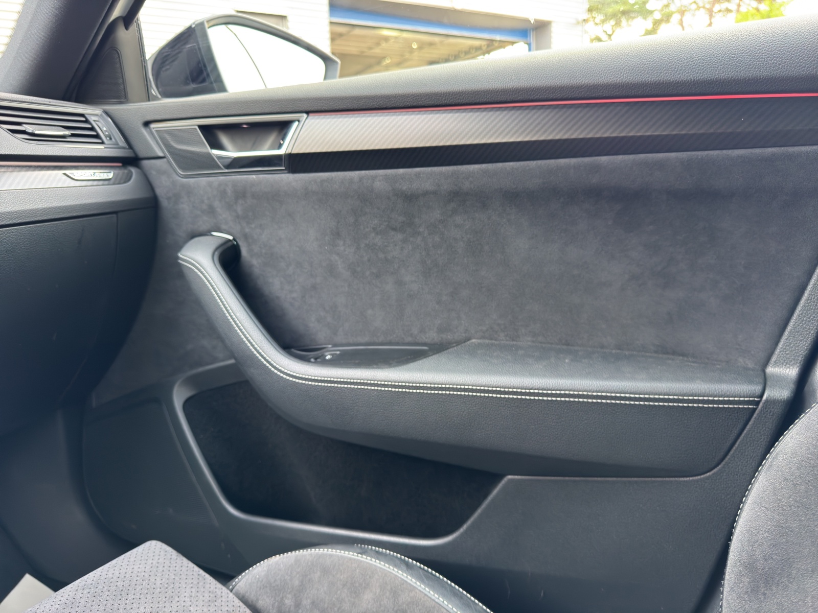 SKODA Superb Combi 2.0 TDi SportLine 4x4 DSG-image-17