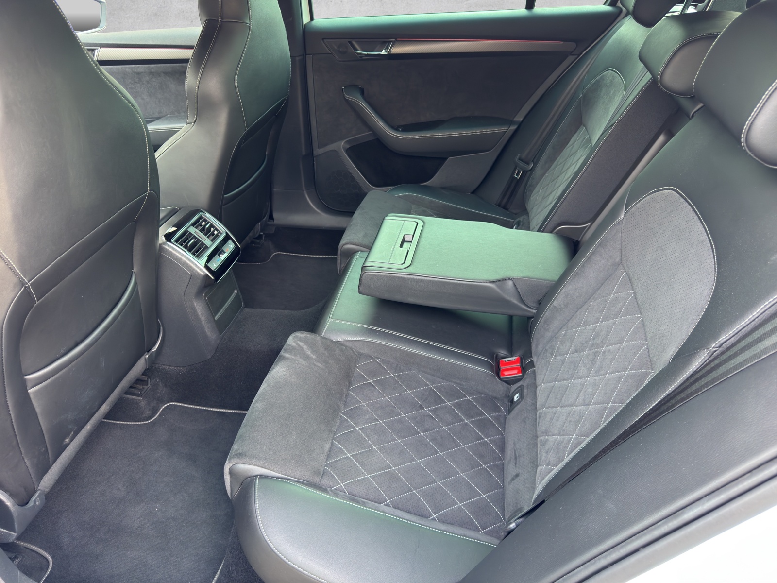 SKODA Superb Combi 2.0 TDi SportLine 4x4 DSG-image-15
