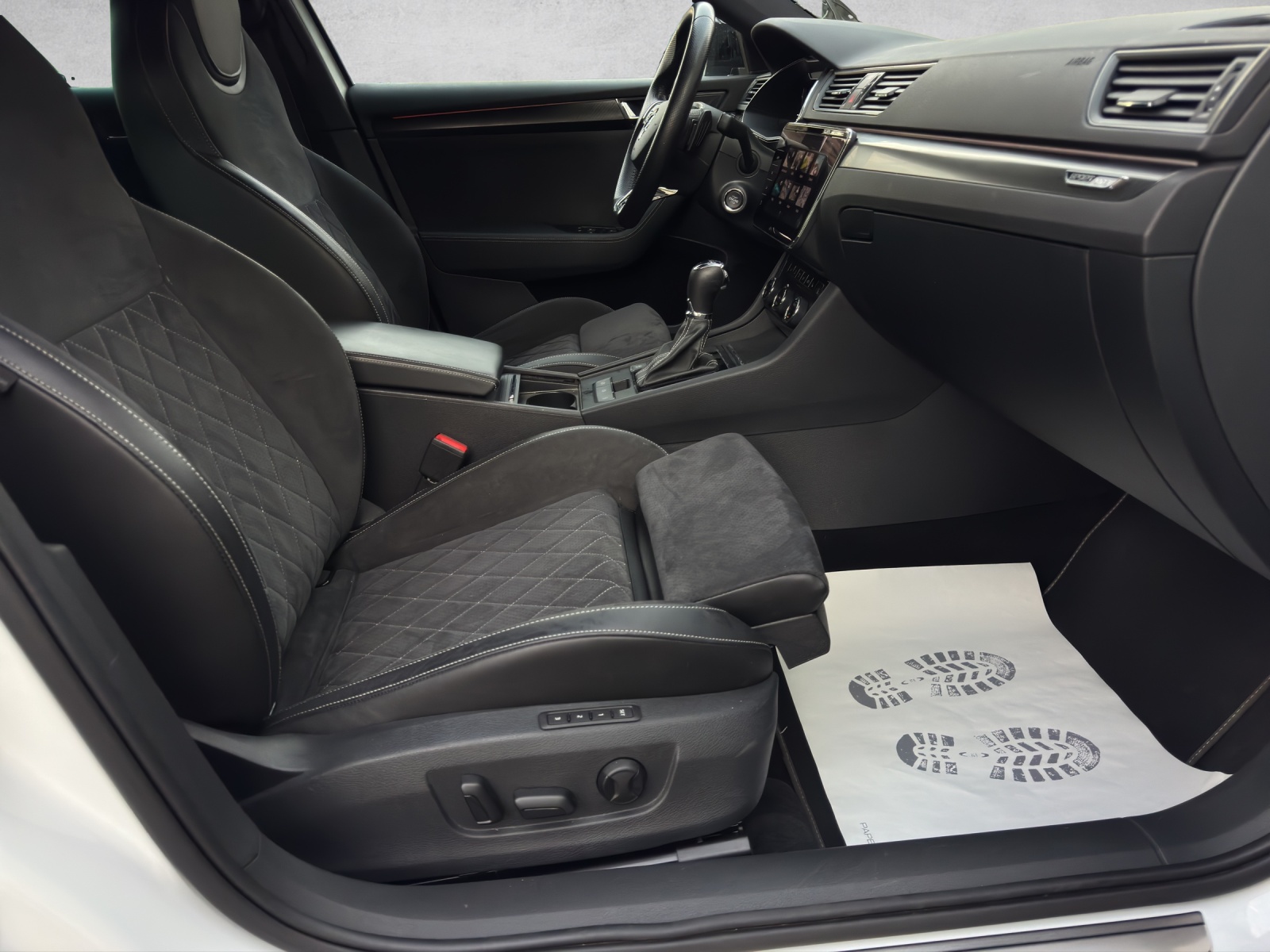 SKODA Superb Combi 2.0 TDi SportLine 4x4 DSG-image-14