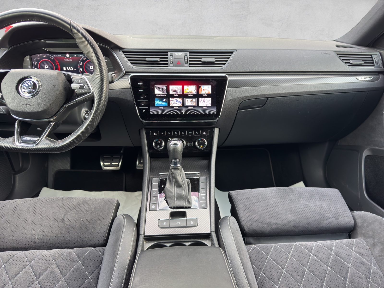 SKODA Superb Combi 2.0 TDi SportLine 4x4 DSG-image-12