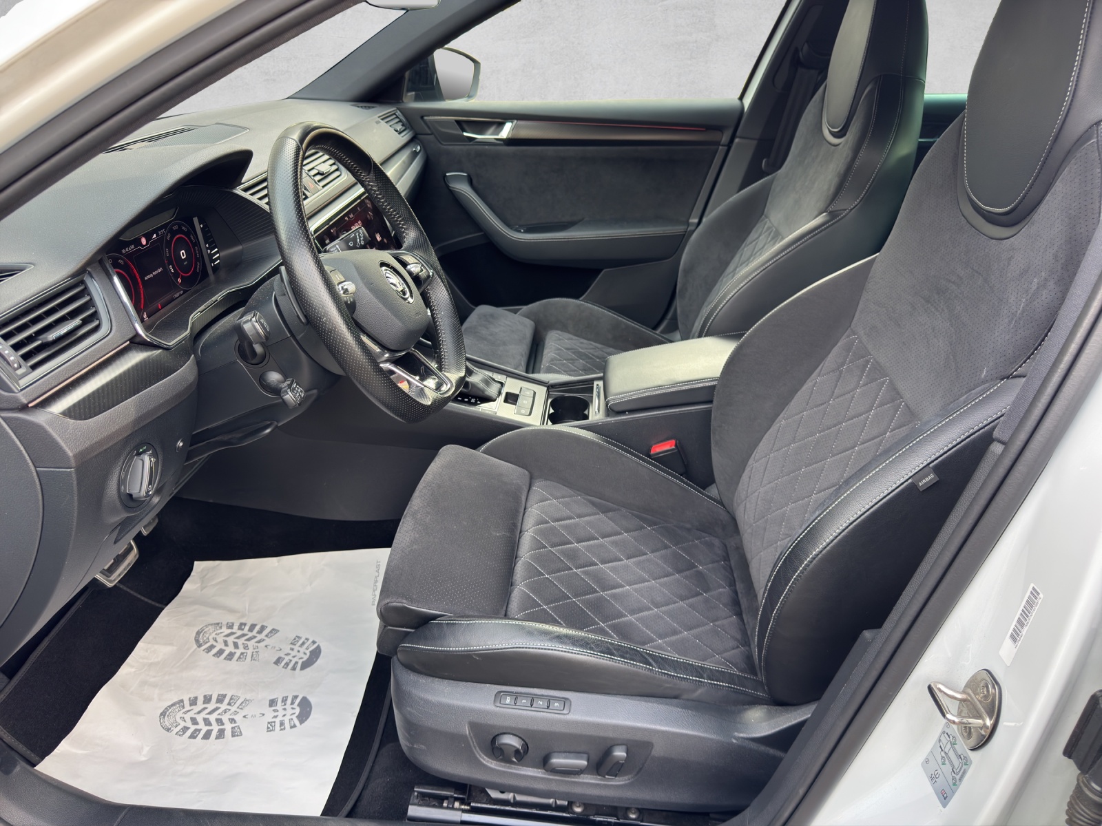 SKODA Superb Combi 2.0 TDi SportLine 4x4 DSG-image-8