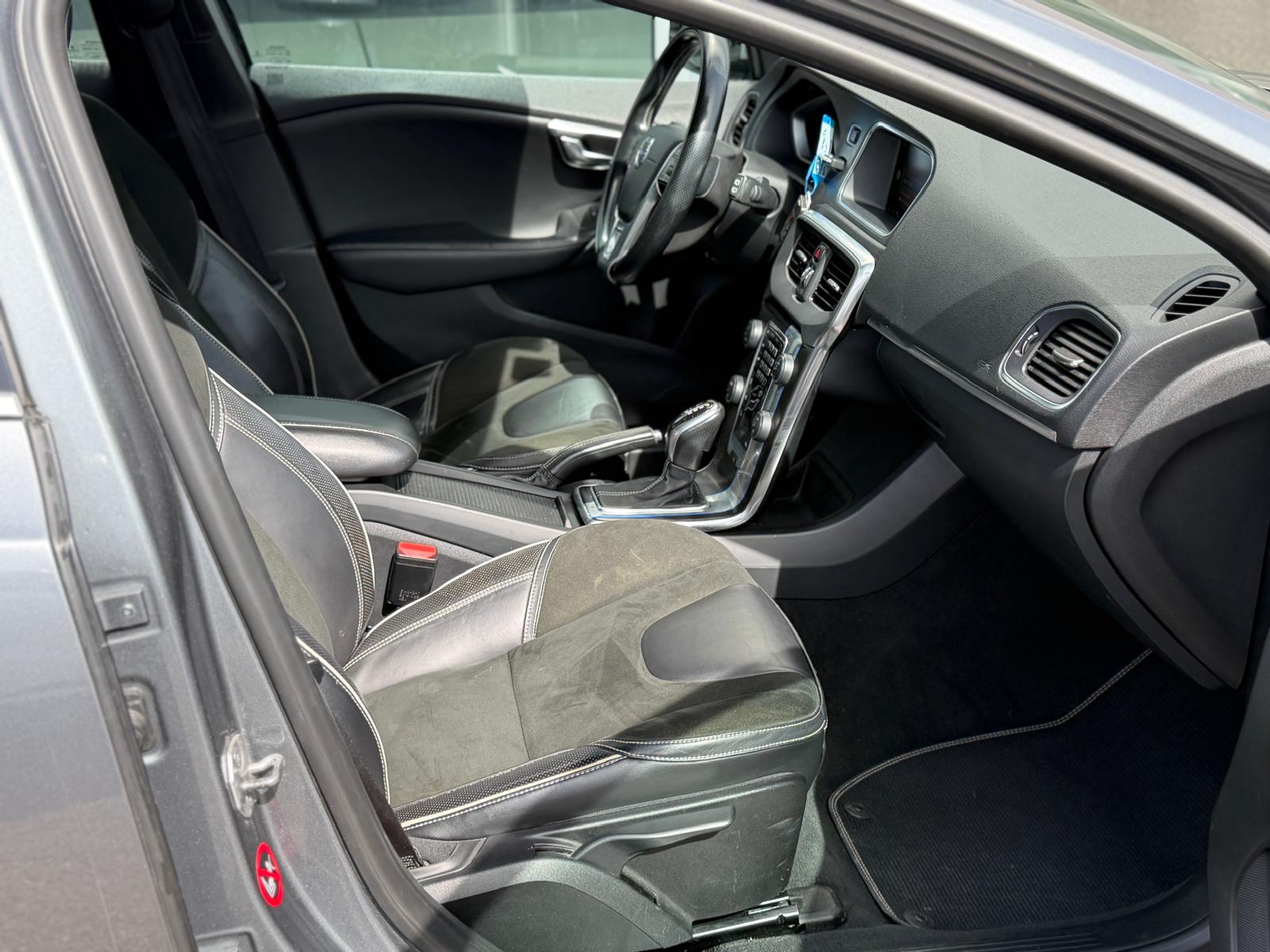 VOLVO V40 T4 Momentum Powershift-image-9