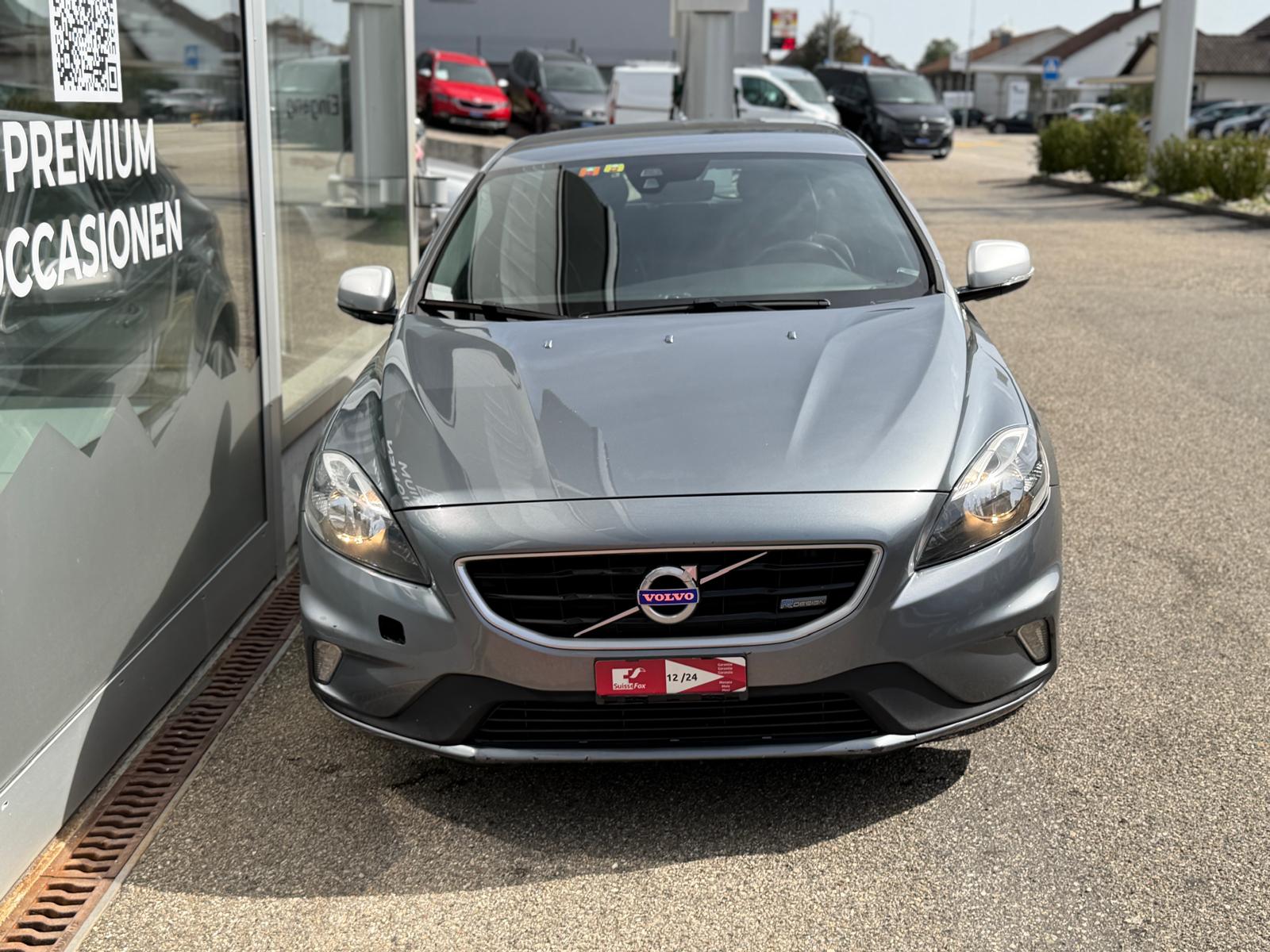 VOLVO V40 T4 Momentum Powershift-image-1