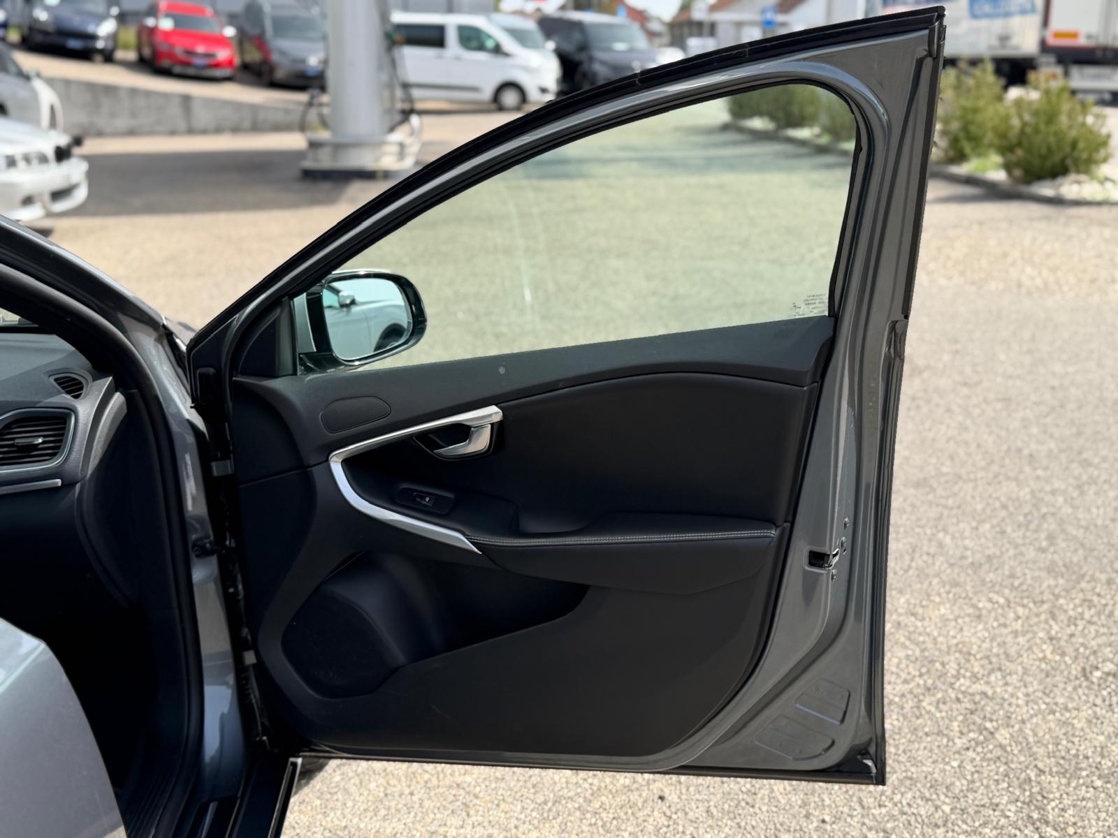 VOLVO V40 T4 Momentum Powershift-image-8