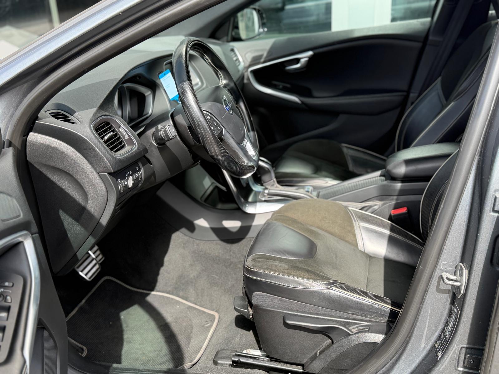 VOLVO V40 T4 Momentum Powershift-image-6