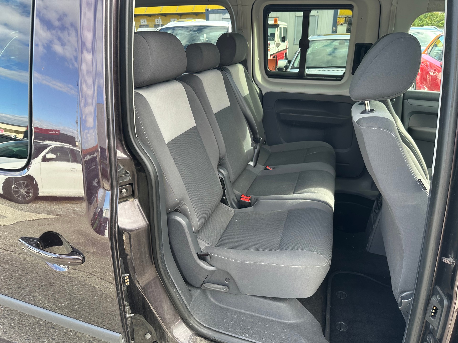 VW Caddy Maxi 2.0 TDI Blue Motion Trendline DSG-image-8