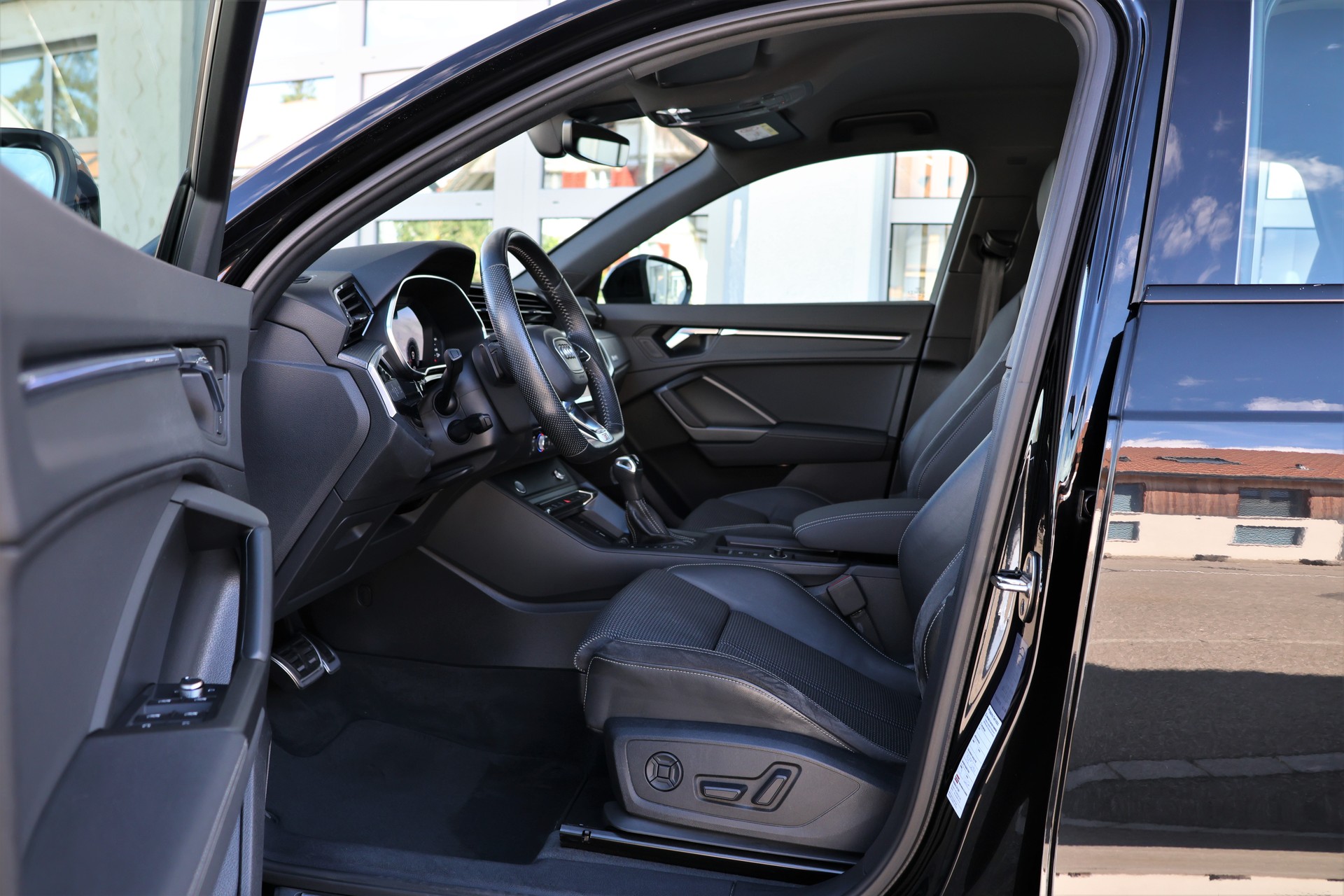 AUDI Q3 45 TFSI S line quattro S-tronic (CH)-image-9