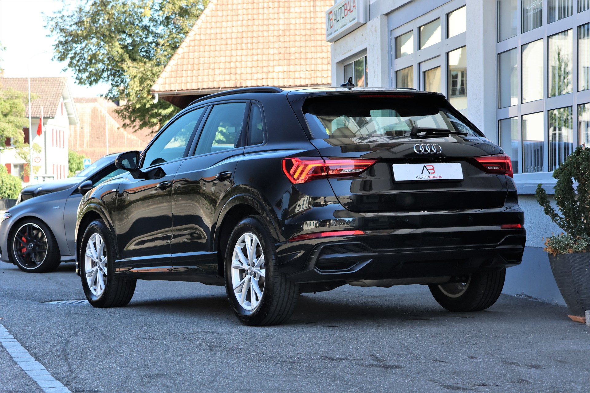 AUDI Q3 45 TFSI S line quattro S-tronic (CH)-image-2