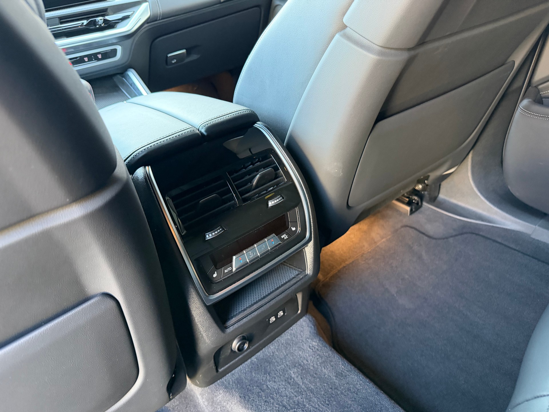 BMW XM xDrive 50e PHEV Steptronic-image-27