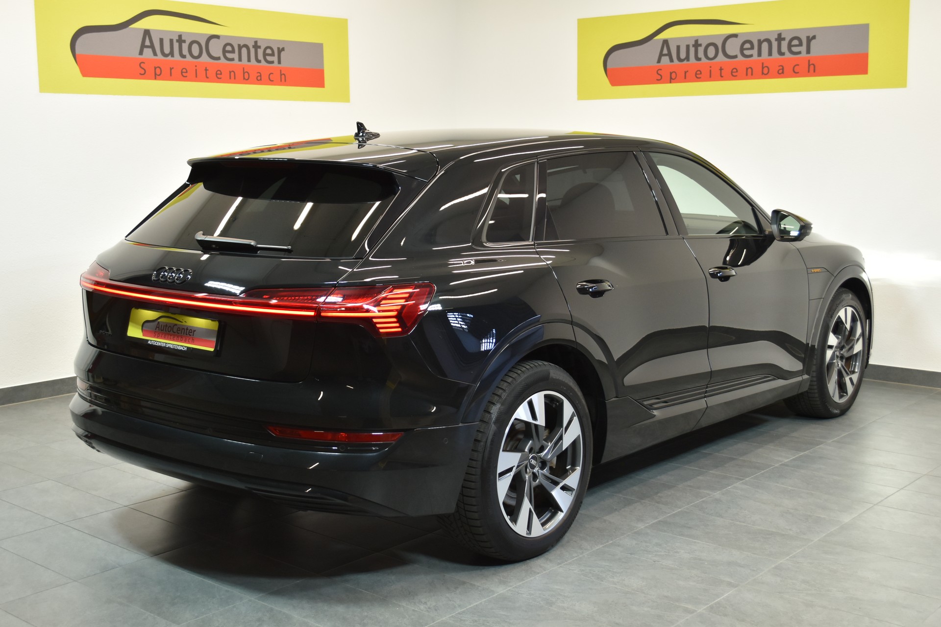 AUDI e-tron 55 Advanced quattro-image-11