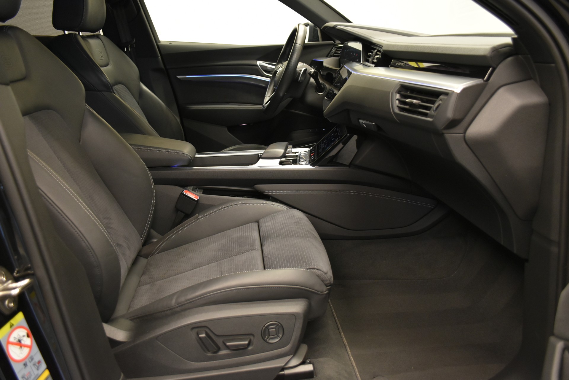 AUDI e-tron 55 Advanced quattro-image-2