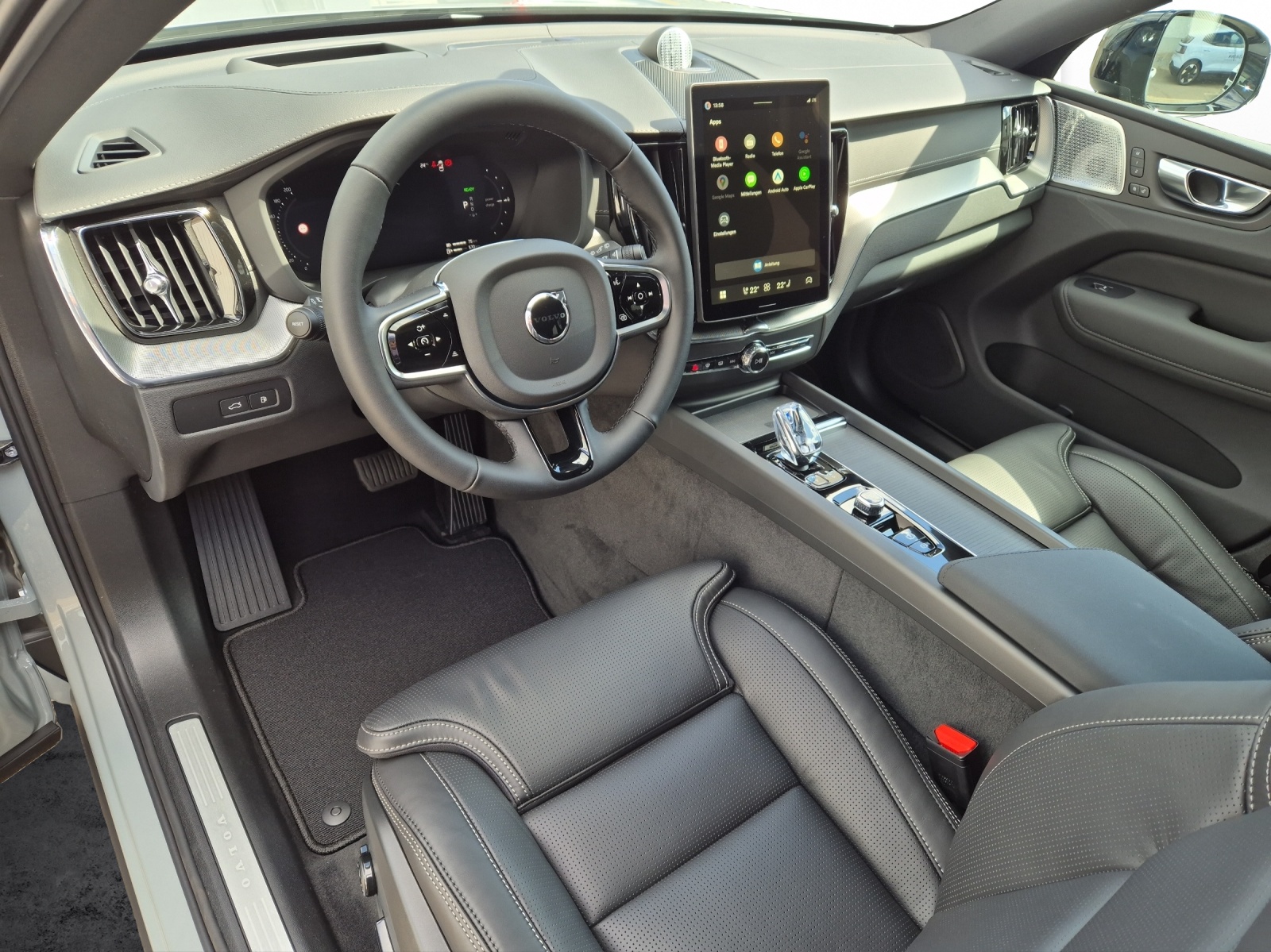 VOLVO XC60 2.0 T6 TE Black Edition eAWD-image-8
