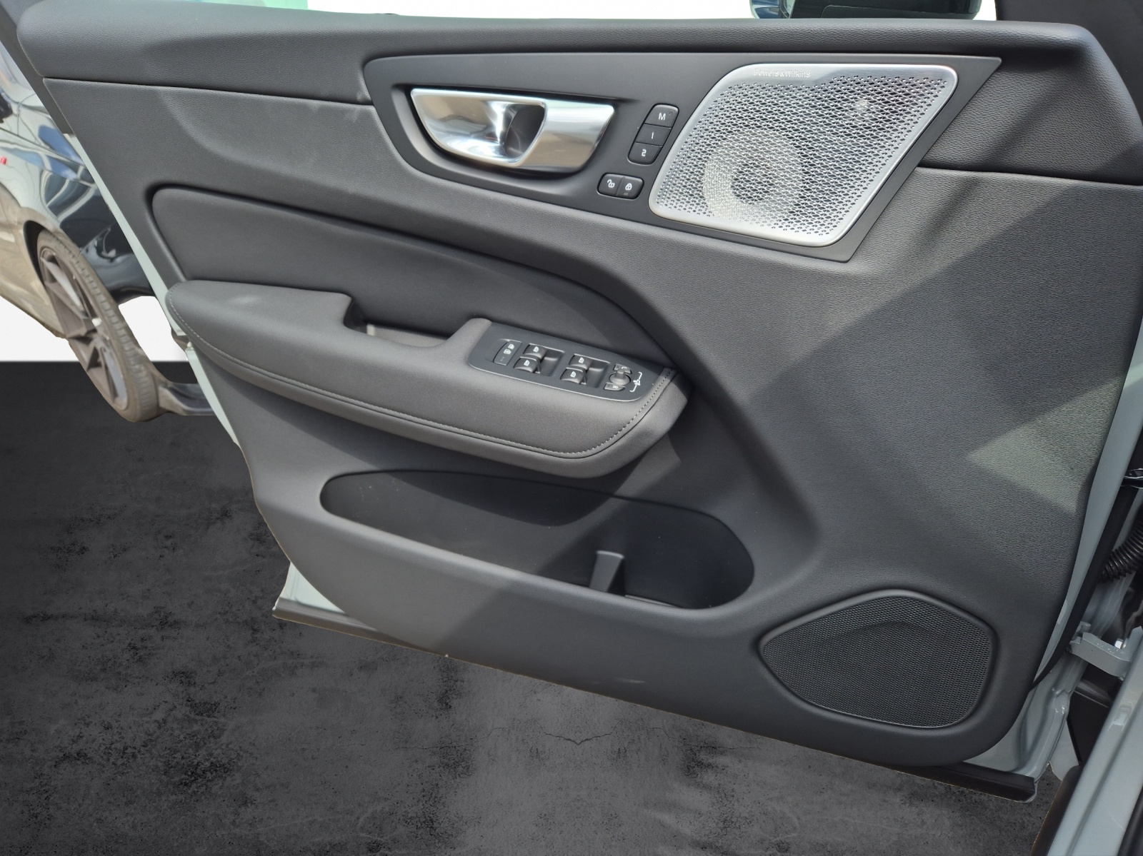VOLVO XC60 2.0 T6 TE Black Edition eAWD-image-13