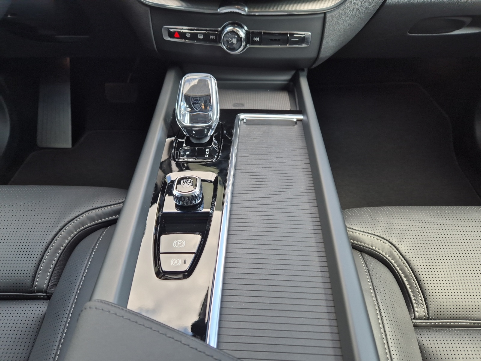 VOLVO XC60 2.0 T6 TE Black Edition eAWD-image-14