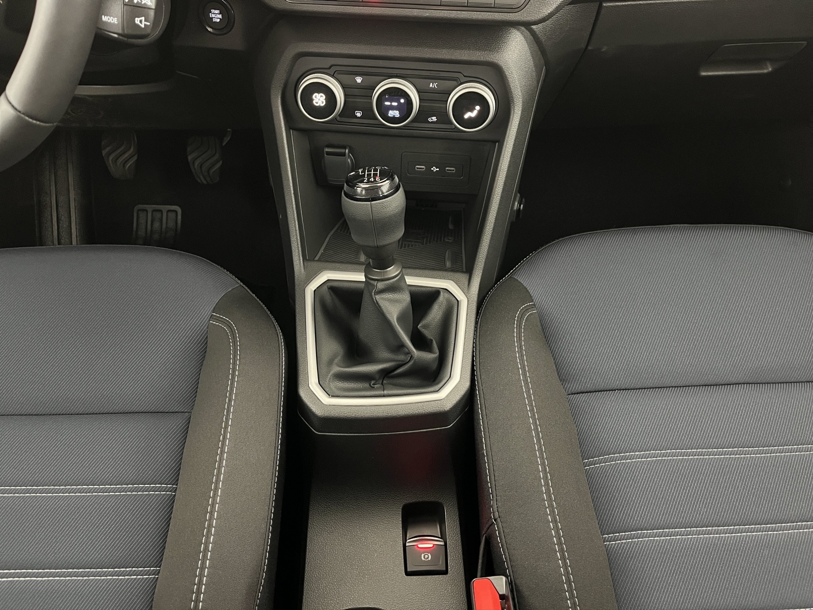 DACIA Sandero 1.0 TCe 100 Journey-image-12