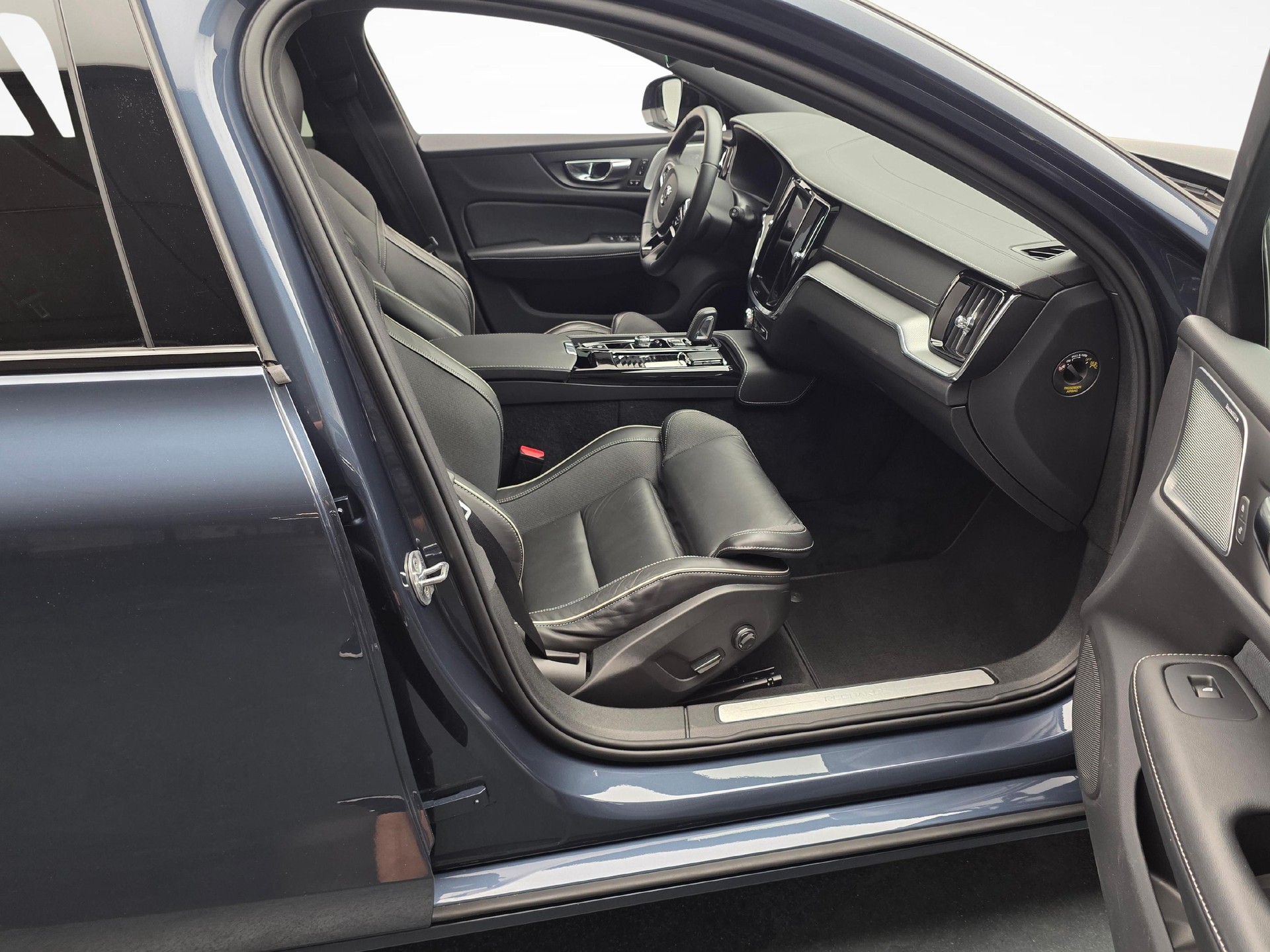 VOLVO V60 2.0 T6 TE R-Design eAWD-image-9