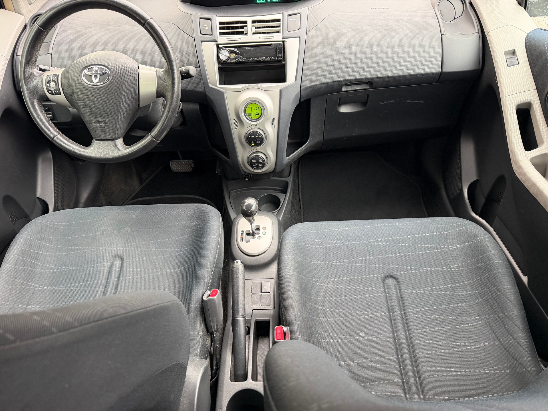 TOYOTA Yaris 1.4 D-4D Linea Luna-image-8