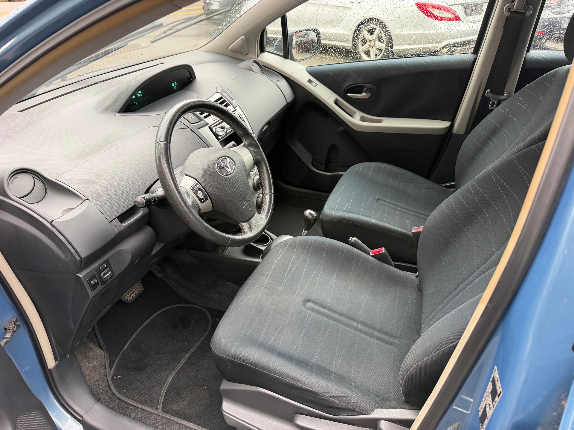 TOYOTA Yaris 1.4 D-4D Linea Luna-image-9