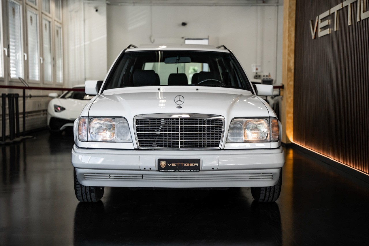 MERCEDES-BENZ E 220-image-1