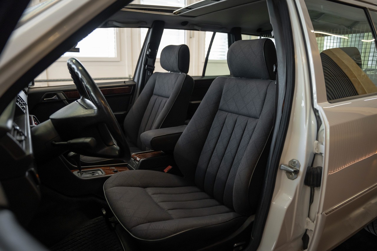 MERCEDES-BENZ E 220-image-15