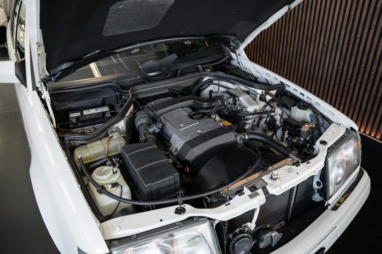 MERCEDES-BENZ E 220-image-34