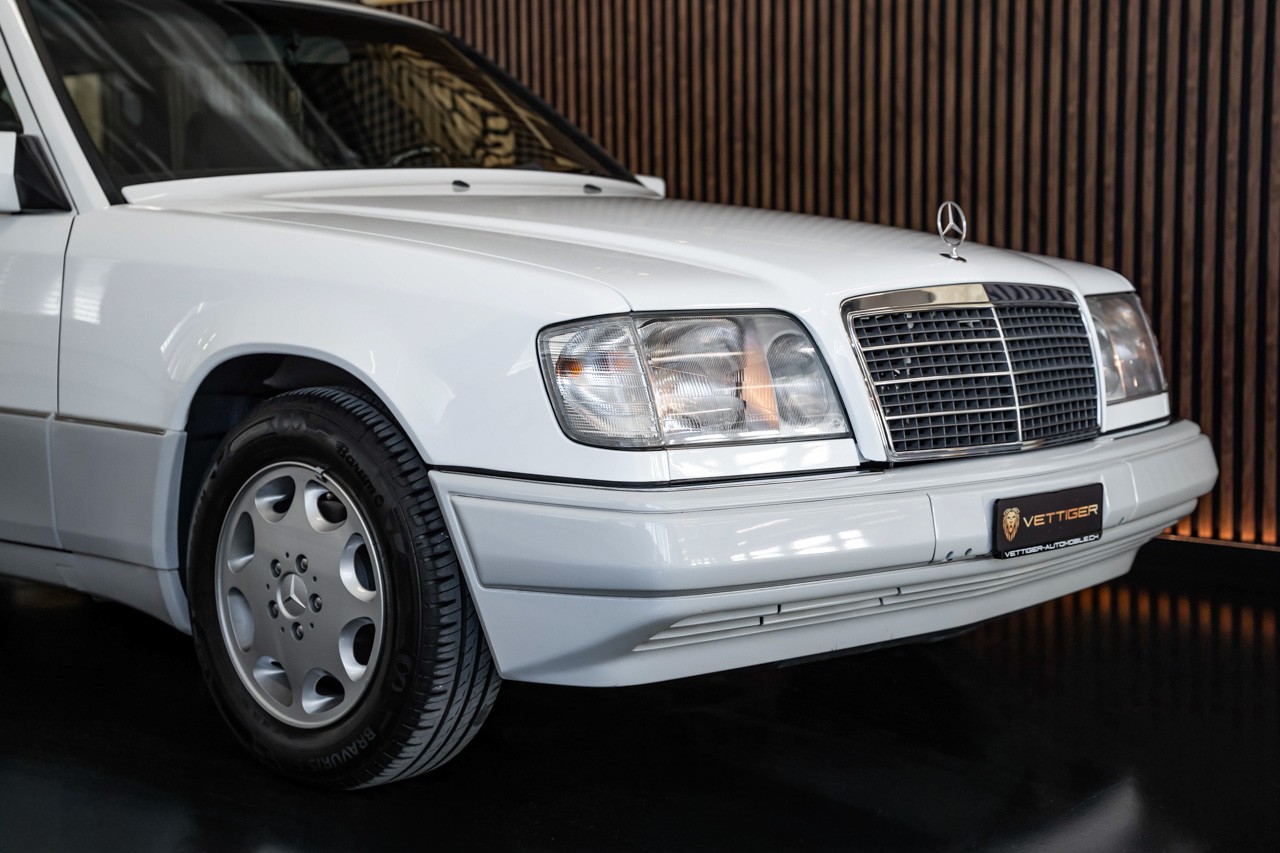 MERCEDES-BENZ E 220-image-10