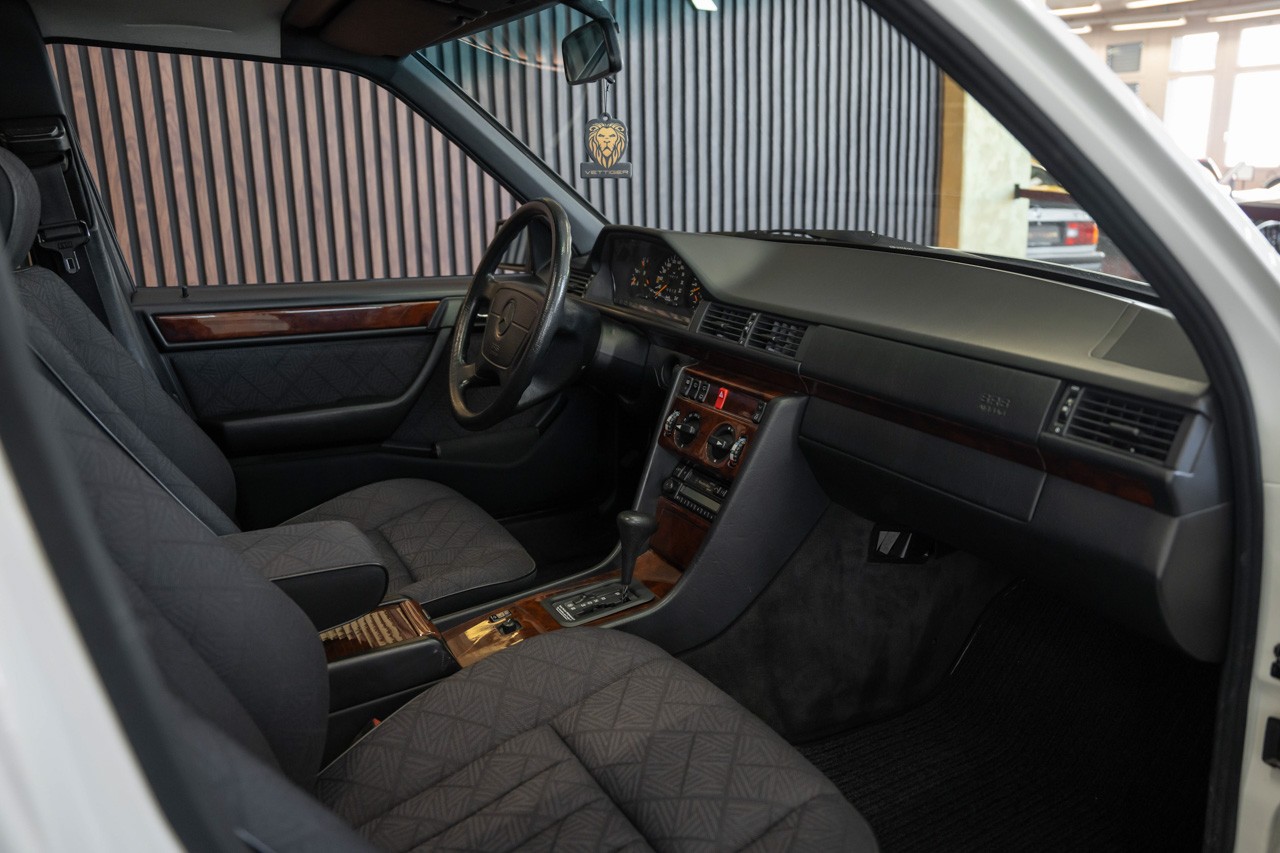 MERCEDES-BENZ E 220-image-16