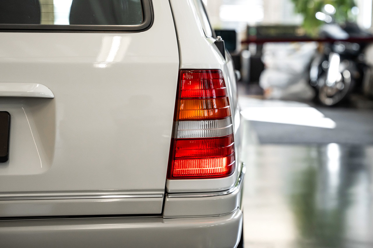 MERCEDES-BENZ E 220-image-9