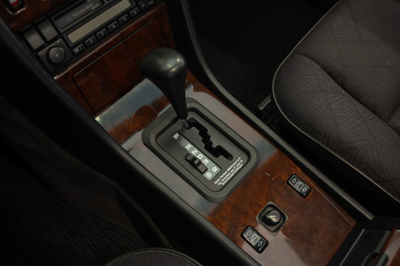 MERCEDES-BENZ E 220-image-26